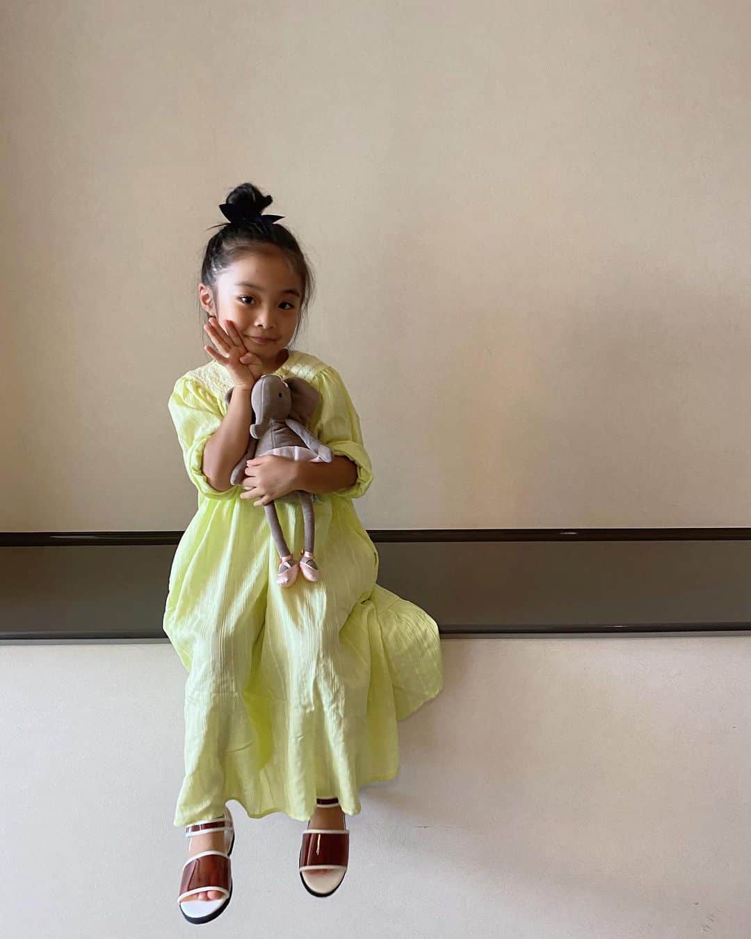 小水彩さんのインスタグラム写真 - (小水彩Instagram)「もうすぐ5歳💓娘とのお買い物が楽しくなってきた😄生意気に「これいいね〜」「これいいじゃない〜」だって😂 . . . #ママライフ　#キッズコーデ #キッズファッション」8月28日 12時04分 - aya_iitoto