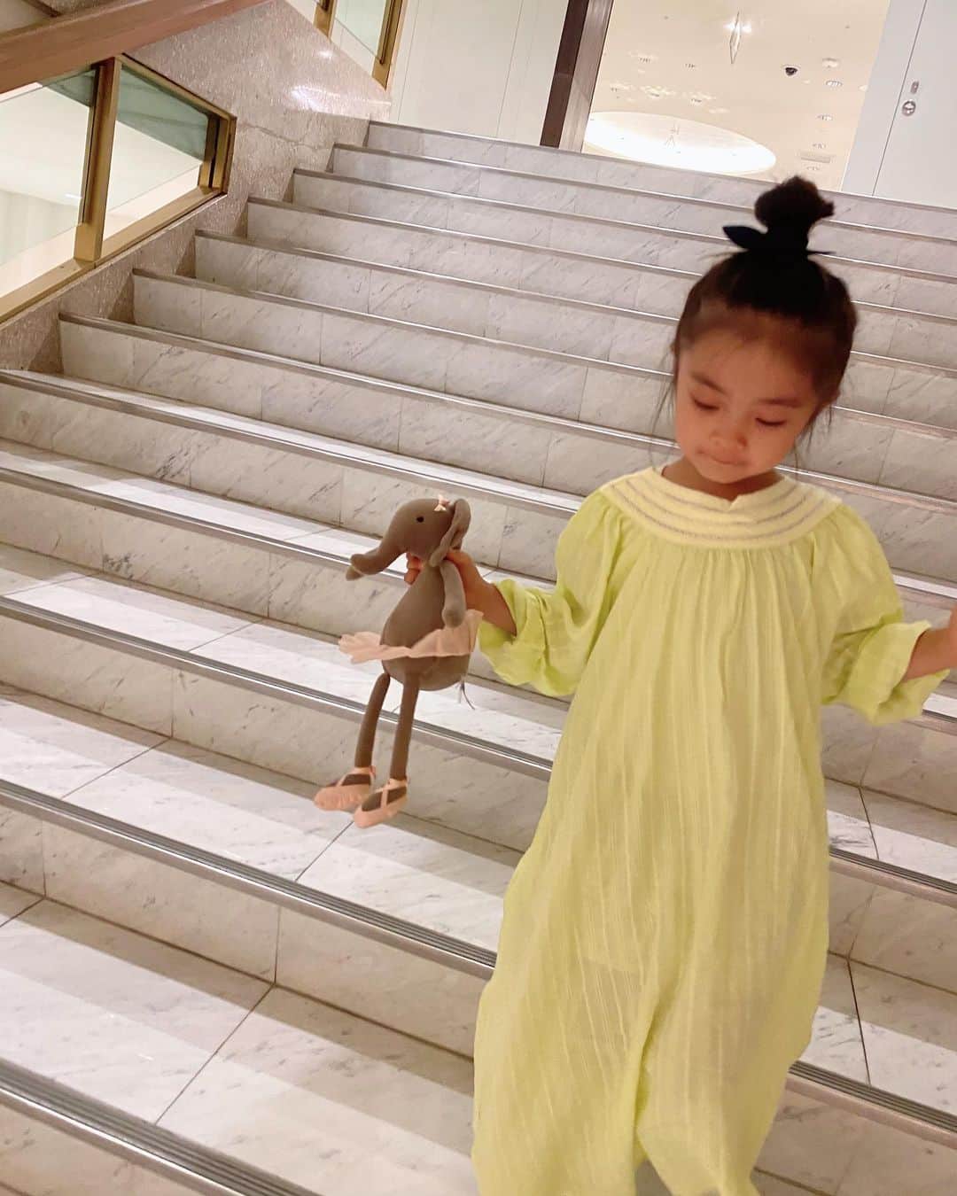 小水彩さんのインスタグラム写真 - (小水彩Instagram)「もうすぐ5歳💓娘とのお買い物が楽しくなってきた😄生意気に「これいいね〜」「これいいじゃない〜」だって😂 . . . #ママライフ　#キッズコーデ #キッズファッション」8月28日 12時04分 - aya_iitoto