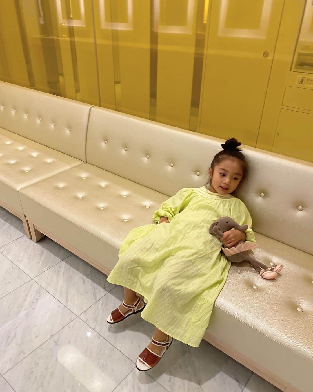 小水彩さんのインスタグラム写真 - (小水彩Instagram)「もうすぐ5歳💓娘とのお買い物が楽しくなってきた😄生意気に「これいいね〜」「これいいじゃない〜」だって😂 . . . #ママライフ　#キッズコーデ #キッズファッション」8月28日 12時04分 - aya_iitoto