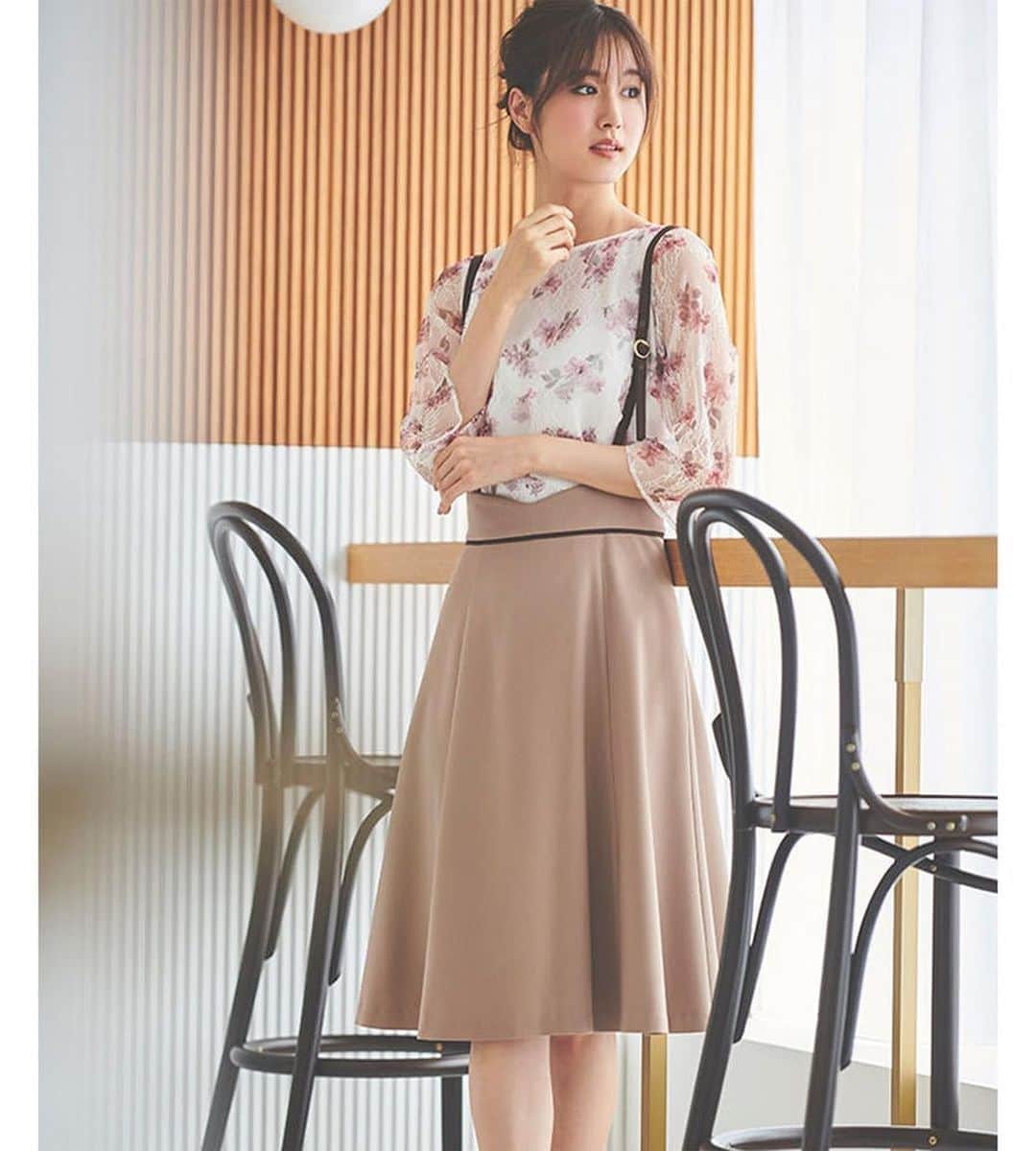 のインスタグラム：「Autumn Fair Pick up item💓﻿ ﻿ サスペンダーフレアースカート﻿ ¥17.000＋tax﻿ ﻿ ﻿ Fair information💓﻿ ﻿ 8/31(Mon)までの期間、Autumn Fairを開催中♪﻿ ﻿ 税抜き￥28.000以上のお買い物でオリジナルプリントの折り畳みエコBagをプレゼント🎁﻿ ※グレイッシュピンクとライトグレーの2色よりお選びいただけます。﻿ ※公式オンラインストアでは9/1(Tue)10：00までの期間開催いたします。﻿ ※無くなり次第終了となります。﻿ ﻿ 毎日の生活に欠かせない便利なエコBagをぜひGetしてください💕﻿ ﻿ ﻿ ﻿ ﻿ #レッセパッセ #laissepasse #デビュードフィオレ #debutdefiore  #laissepasseonlinestore #新作 #ブラウス #ブラウスコーデ #ニット #ニットコーデ #ワンピース #ワンピースコーデ #スカート #スカートコーデ #花柄ワンピース #花柄スカート #花柄 #プリント #チェック #チェックスカート #チェックワンピース #フェア #ノベルティー #プレゼント #エコバッグ #サスペンダー #サスペンダーコーデ」
