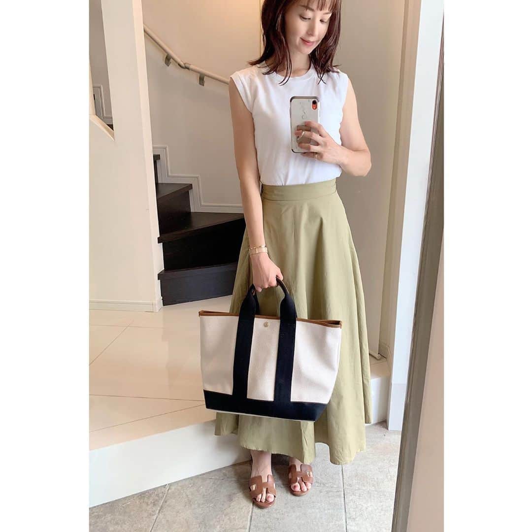 乙黒えりのインスタグラム：「New bag. . 今日はタンクトップとフレアスカート。 iPadが入る十分な大きさの @topkapi_official  バッグ〜 使い勝手がいい😊 子供と出かけるときにマスク予備、虫除けスプレー、絆創膏、タオル、日焼け止め、除菌ジェルと荷物が多くなるよね。   【TOPKAPI09AUG】を入れると、 1000円OFFになりますよ！  #ママコーデ#ママファッション #outfit#バッグ  #トートバッグ#ママバッグ#カジュアルバッグ #トプカピ#topkapi#topkapibreath#トプカピブレス」