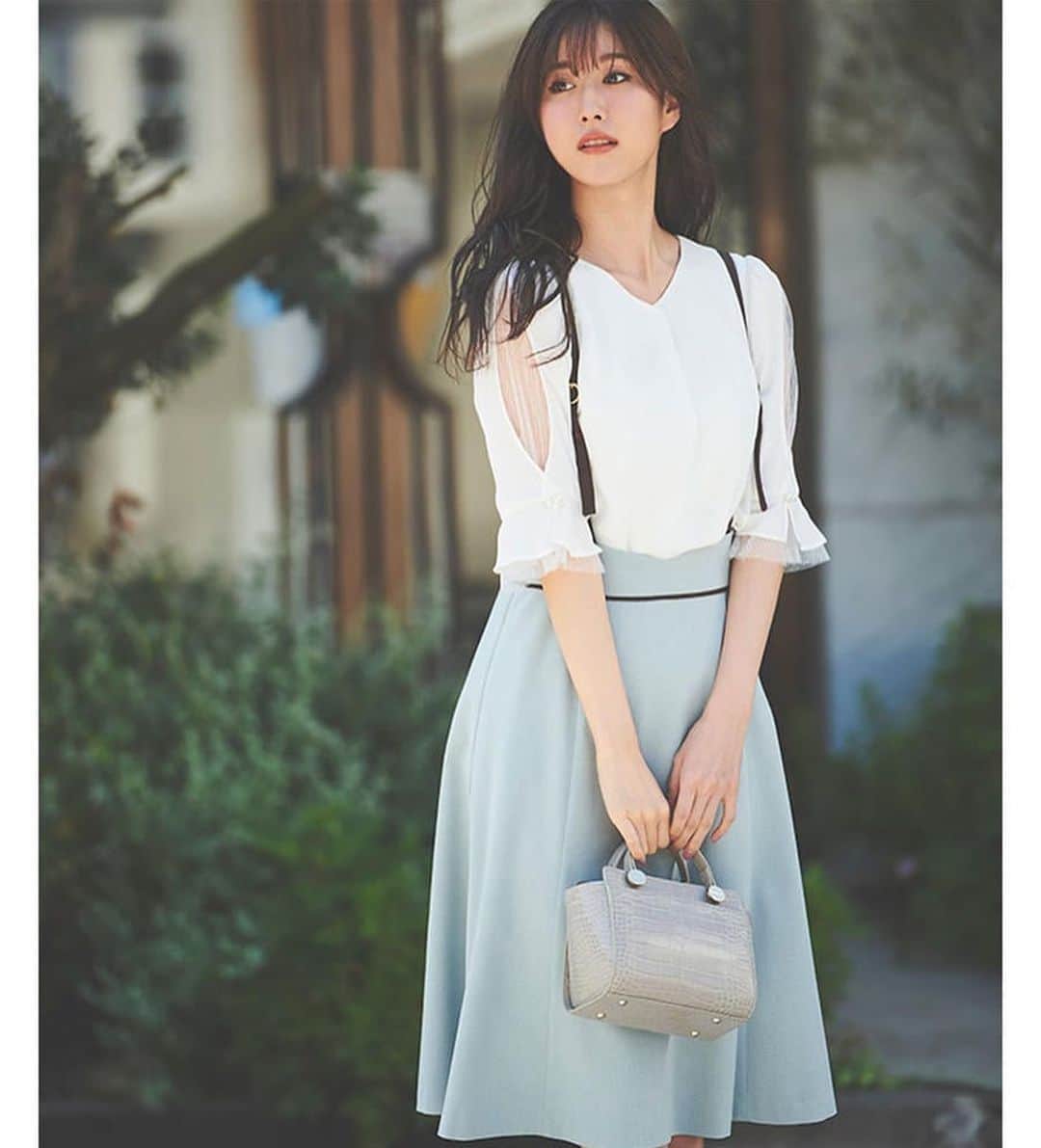 のインスタグラム：「Autumn Fair Pick up item💓﻿ ﻿ チュールスリーブブラウス﻿ ¥16.000＋tax﻿ ﻿ ﻿ Fair information💓﻿ ﻿ 8/31(Mon)までの期間、Autumn Fairを開催中♪﻿ ﻿ 税抜き￥28.000以上のお買い物でオリジナルプリントの折り畳みエコBagをプレゼント🎁﻿ ※グレイッシュピンクとライトグレーの2色よりお選びいただけます。﻿ ※公式オンラインストアでは9/1(Tue)10：00までの期間開催いたします。﻿ ※無くなり次第終了となります。﻿ ﻿ 毎日の生活に欠かせない便利なエコBagをぜひGetしてください💕﻿ ﻿ ﻿ ﻿ ﻿ #レッセパッセ #laissepasse #デビュードフィオレ #debutdefiore  #laissepasseonlinestore #新作 #ブラウス #ブラウスコーデ #ニット #ニットコーデ #ワンピース #ワンピースコーデ #スカート #スカートコーデ #花柄ワンピース #花柄スカート #花柄 #プリント #チェック #チェックスカート #チェックワンピース #フェア #ノベルティー #プレゼント #エコバッグ」