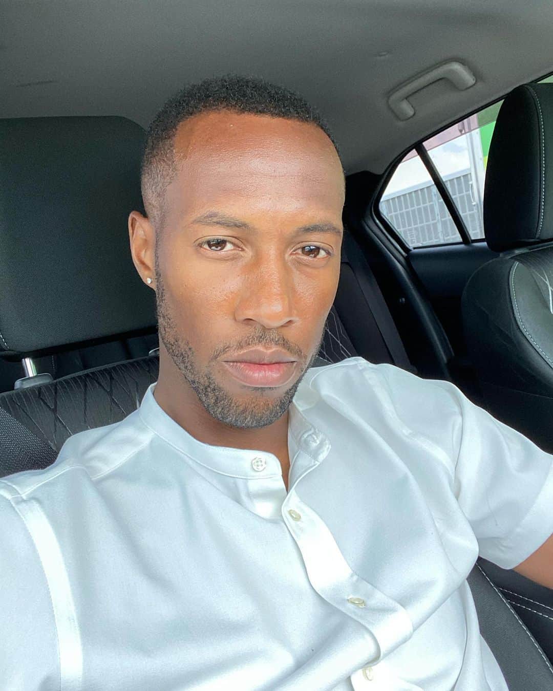 のインスタグラム：「Be yourself. everyone else is already taken.」