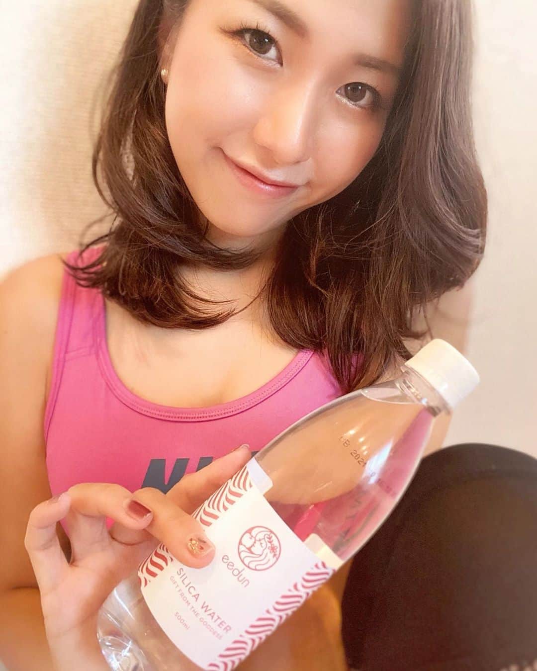 のインスタグラム：「* おうちトレーニング× @eedun のシリカウォーター🌿 災害などにも備えて、箱買いで追加ストックしました😙✨  ニュージーランドでボトリングされていて 高濃度シリカ含有。超軟水で飲みやすいの☺️ 加熱殺菌をしていないからミネラルも豊富だよ◎ パッケージも可愛いからゴルフやジムにお水を 持っていくときもこれ☺️✨ 普段のお水から美容健康に気をつかおう✊🏻  #高濃度シリカ #超軟水 #ニュージーランド #美容健康 #silica #water #シリカ水 #シリカウォーター #理想の体へ #ミネラルウォーター #eedun #無添加 #無添加食品 #安心安全 #美容 #健康 #通販 #安心安全 #pr」