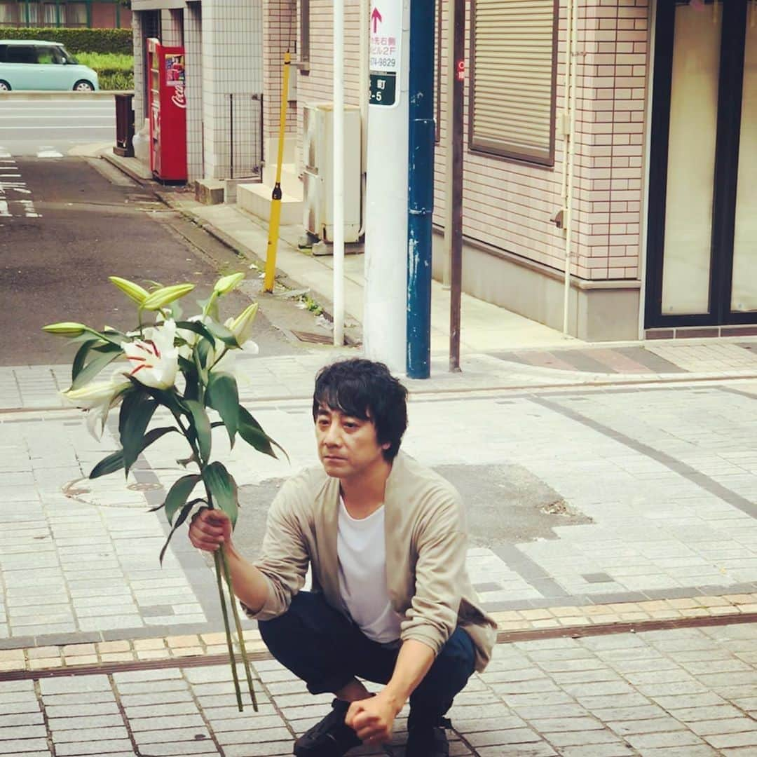 山崎まさよしさんのインスタグラム写真 - (山崎まさよしInstagram)「8/26 ReleaseのNew EP「ONE DAY」ジャケット撮影オフショット。 25年前のデビューSGと同じ場所、同じ画角での撮影。 横須賀、#どぶ板商店街 にて。」8月28日 12時08分 - yamazaki_masayoshi_official