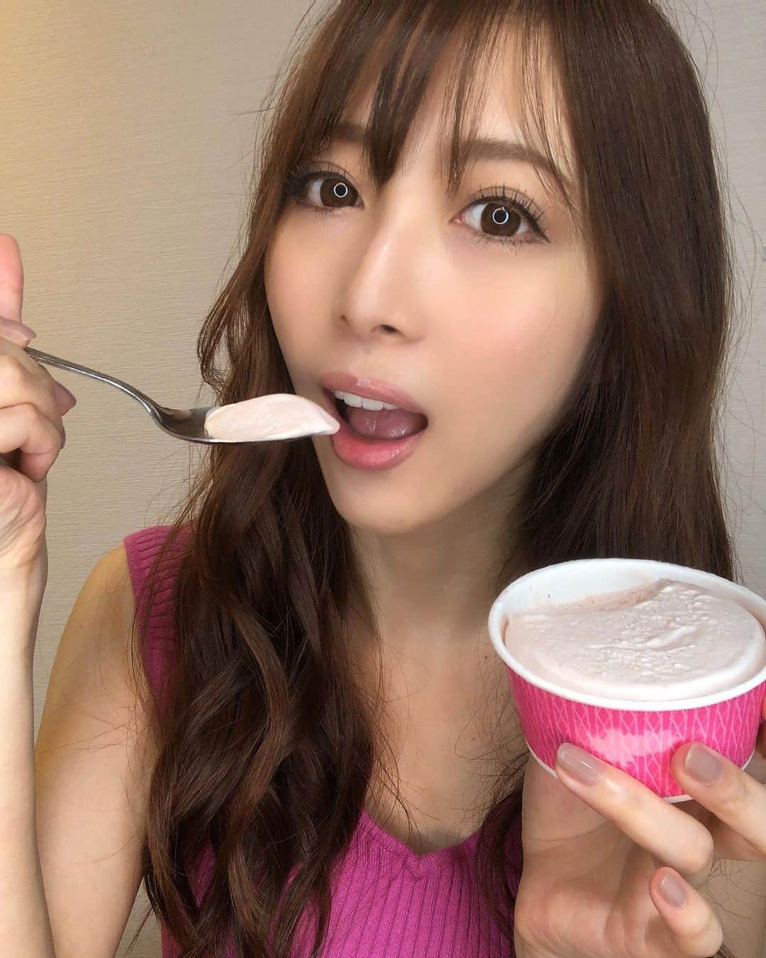 宇野栞菜（阿部栞菜）さんのインスタグラム写真 - (宇野栞菜（阿部栞菜）Instagram)「いちごアイスおいし🥺💓 食べる？ ️ #食べる ...