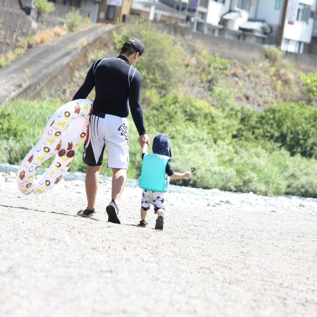 長島☆自演乙☆雄一郎のインスタグラム：「今季最後の川遊び😄 強くなることよりも、息子氏の笑顔を見ることが最近一番の幸せ。人は変わりますな  #息子　#川遊び　#パパ　#吉野川　#プロ格闘家　#キックボクシング　#平野区　#八尾　#松原　#パパ活　#ヲタ　これが#リア充　か」