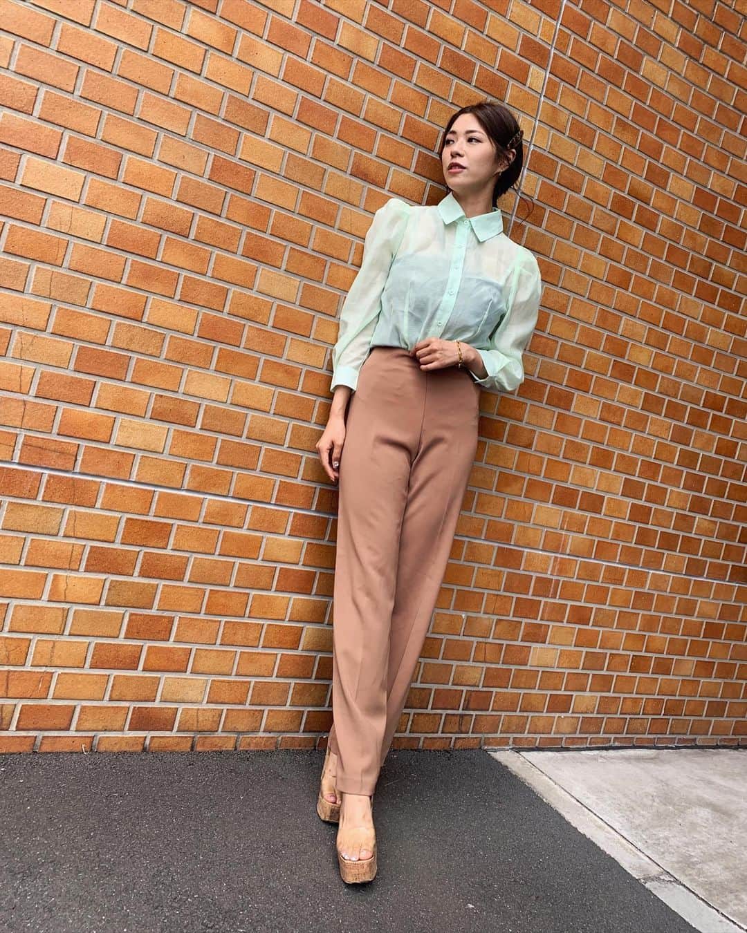 わちみなみのインスタグラム：「衣装👗 肩がふわっといかっててかわいい✨  @saaageboutique #衣装　#わちコーデ　#コーデ記録 #秋服　#ボトムス #ボトムスコーデ」