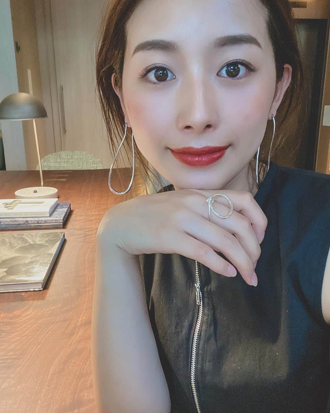 鬼辻麻衣さんのインスタグラム写真 - (鬼辻麻衣Instagram)「ほっぺのシミが、アプリでも隠れないくらい濃くなってきた、、、🥶 ・ マツエクは @teenkarbel さんでいつも綺麗にしてもらってるし 肌は @menard_love_h さんでもっちりなお肌にしてもらっているので とりあえずシミのケア頑張ろ💪💪」8月28日 12時25分 - kitsumai