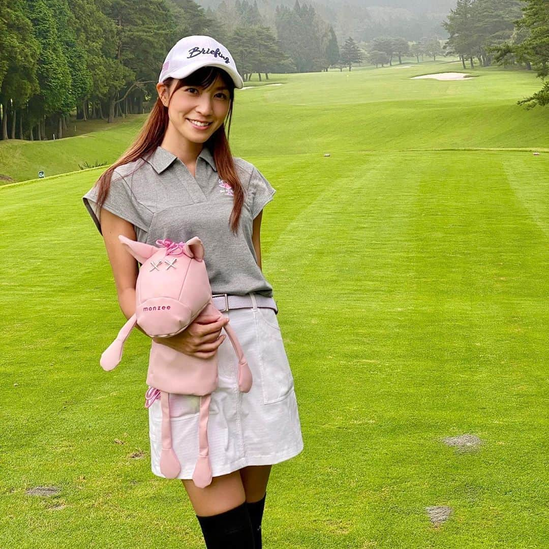 高沢奈苗さんのインスタグラム写真 - (高沢奈苗Instagram)「駆け込みで @vividgolf の「インスタde勝手にゴルフコンペ夏」をやってみる🌻 . （2枚目参照） . スコア画像を投稿するだけで参加できちゃうゴルフコンペだよー♪  無料で参加できて豪華商品が当たります😊 プレイした日は過去の日付でもok💛 . #ビビコンペ夏 . を付けて皆さんもスコアカードを投稿してみてね♪ . 8月末までだよ★★★ . ちなみに @junandrope のトップスはvividgolf のサイトから購入しました❣️ . つい時間があるとサイトを覗いてしまう〜🧐 . . . #vividgolf #golf #golffashion  #ビビコンペ夏 #ジュンロペ #モンジー #ヘッドカバー #ブリーフィングゴルフ #ビビゴルフ」8月28日 12時27分 - nanaetakasawa