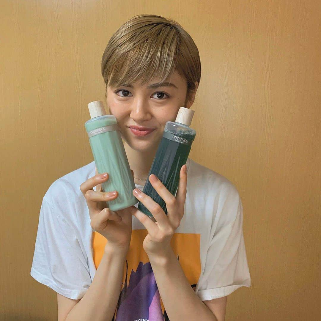 中島彩香のインスタグラム：「暑さの続くこの時期にぴったりのシャンプーをおすすめします＾＾ すっきりした洗い心地でメントール配合だから使った後の爽快感が気持ちいいです◎ 温泉成分を配合していてトリートメントもするんとした触り心地にしてくれます！香りもとっても良くてぜひ試してもらいたいプロダクトです🌿✨❤️ ・ 私もよくカラーやブリーチをするのでヘアケアのためにもシャンプー、トリートメントは良いものを使うようにしてます☺️  #onsensou #シャンプー #トリートメント #髪の悩み #別府温泉 #onsensouシャンプー #ロフト銀座 #Tokyuhands銀座 #ロフト渋谷 #PR」