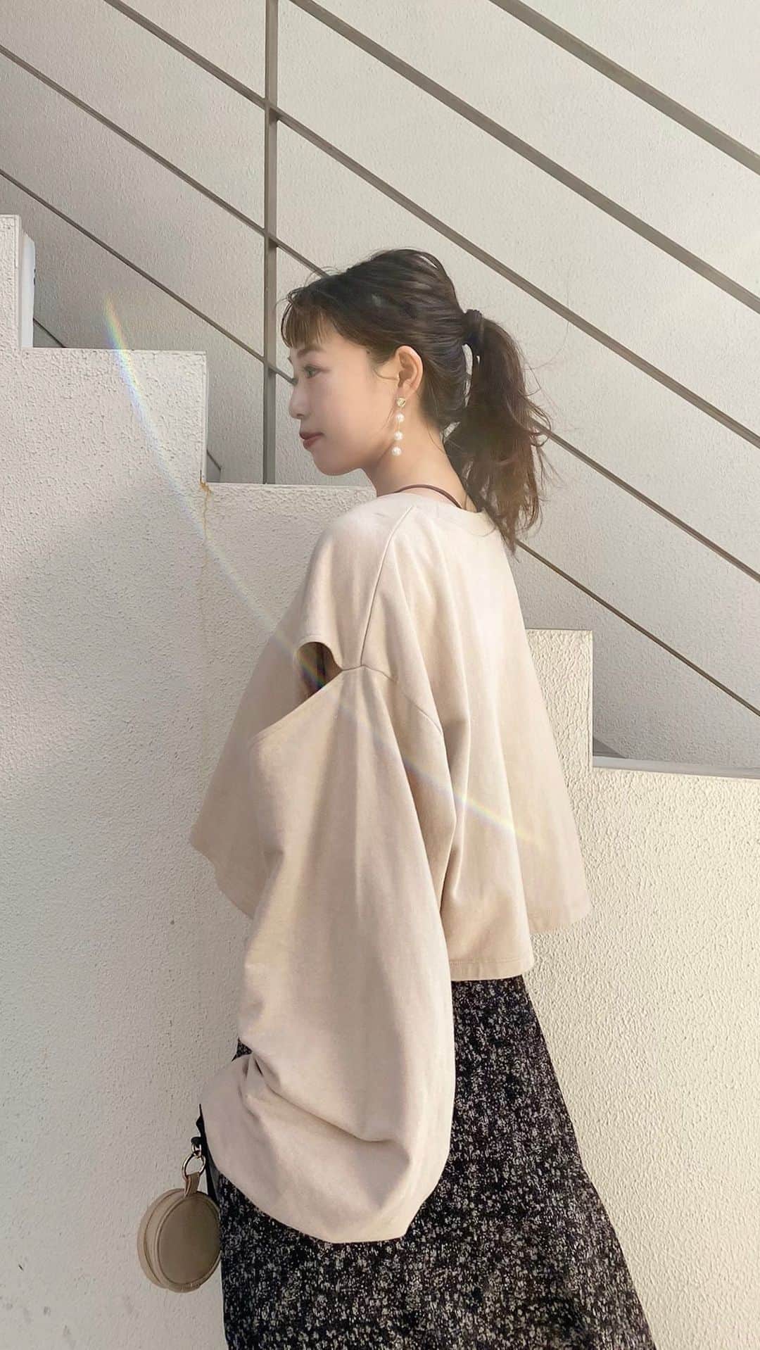 のインスタグラム：「who's who Chico AW  Collection Catalog coordinate vol.1 ㅤㅤㅤㅤㅤㅤㅤㅤㅤㅤㅤㅤㅤ マルチウェイスウェットは袖のカットデザインから肌見せできる 女性らしいデザイン ㅤㅤㅤㅤㅤㅤㅤㅤㅤㅤㅤㅤㅤ 袖を前で結んで半袖でも着ていただけます♡ ㅤㅤㅤㅤㅤㅤㅤㅤㅤㅤㅤㅤㅤ ㅤㅤㅤㅤㅤㅤㅤㅤㅤㅤㅤㅤㅤ #whoswhochico #salonbychico #kana_chicode #ちわcode #スウェット #花柄スカート」