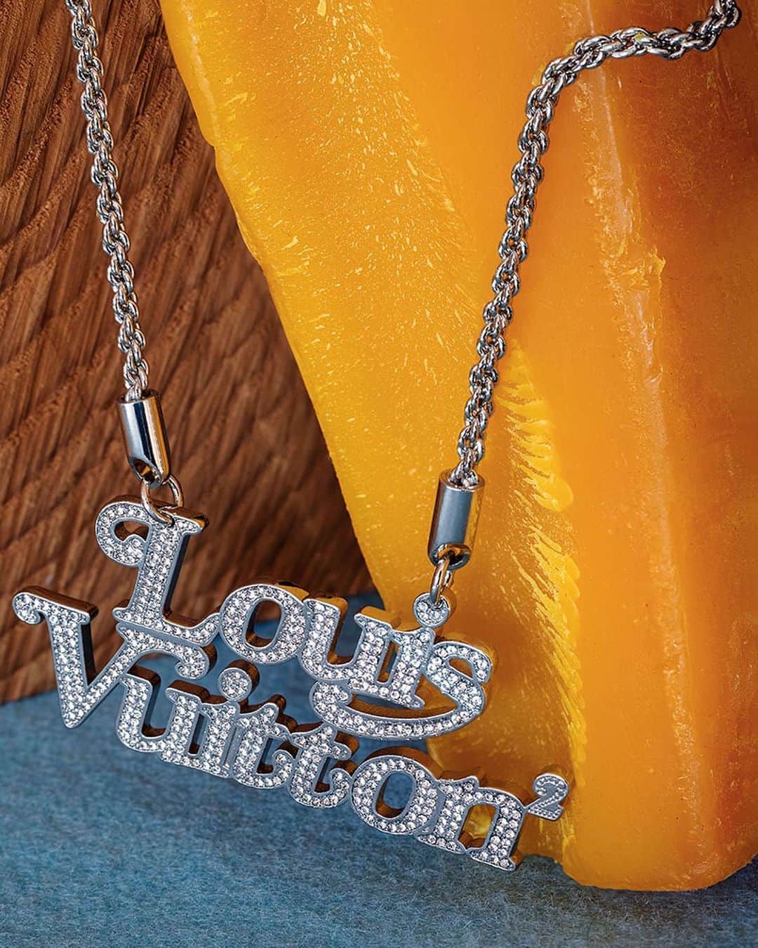 HYPEBEASTさんのインスタグラム写真 - (HYPEBEASTInstagram)「@hypebeaststyle: @louisvuitton is preparing to complete the debut offering from @nigo and @virgilabloh‘s LV² line. The offering’s second and final release is upon us and the luxury house has prepared a stylized editorial showcasing the accessories atop small set pieces. Along with deconstructed and oversized Damier prints, the bags sport “dripping” monogram paneling and LV²-branded natural leather tags or “LV MADE”-emblazoned turtles and polar bears, a nod to NIGO’s @humanmade. LV’s website and stores will host the final LV² drop on August 28.⁠⠀ Photo: Louis Vuitton⁠⠀」8月28日 12時37分 - hypebeast