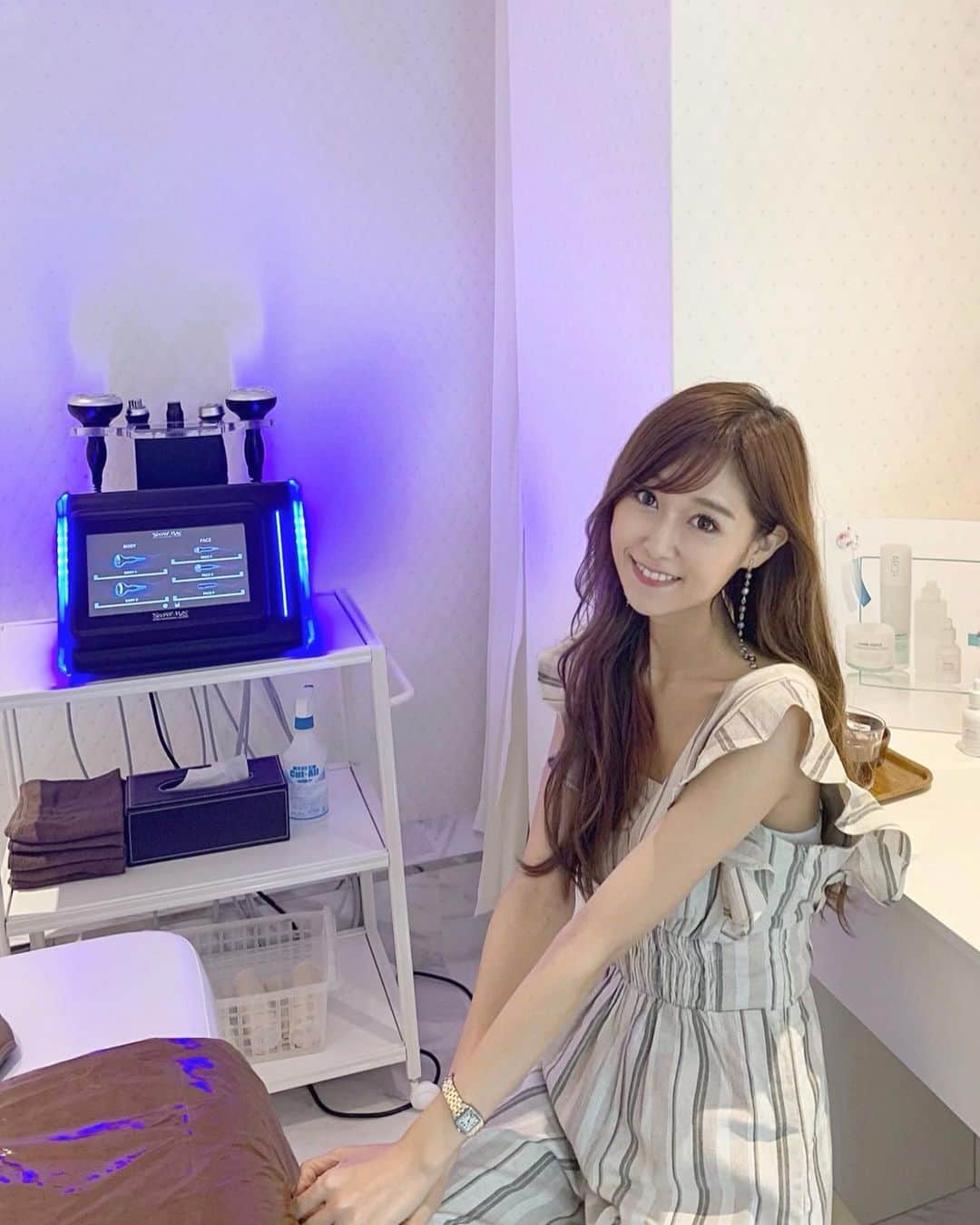 のインスタグラム：「. 銀座にある @the.seven.beauty.maintenance  で全身のボディトリートメントを受けてきました✨ . これが、、本当に本当に効果抜群で感動🥺❣️ . ラジオ波やキャビテーション 、吸引、EMSのマシンをしっかり全身丁寧に当ててくれて、その後は強力なハンドマッサージでぐいぐいと老廃物を流してもらって、施術前と後で体の軽さも見た目の変化に衝撃😱✨ . 正直老廃物が溜まっているところや筋肉が凝り固まっているところは結構痛いのですが、、マッサージのあとは本っ当に体がスッキリしていて😍 施術後のシャワー浴びたときに、あれ？なんか体が薄くなったなぁ、と実感したほど😂 . こんなに即効で効果を実感することってあまりないから感動して来月も予約とってきました☺️💕 わたしは背中がカチカチみたいなので（←今まで自覚なかった😂） 来月は今回とはちょっと違うメニューにしてもらうつもりです💡 担当の方がその人の体にあった施術やメニューを考えてくれて親身になってアドバイスをくれるのも嬉しいポイント😊 . . そしてフェイシャルで施術中にも使用している【ARCH】というスキンケアシリーズもお持ち帰りしちゃいました😍 . 植物性幹細胞培養エキス、6種のヒアルロン酸×7種のペプチド×フィトケミカル配合で、アトピーや敏感肌の人でも安心して使えるんだそう💕 これでフェイシャルのホームケアも頑張ります😍 . . . #ARCH #銀座サロン #アーチ肌 #銀座痩身 #銀座フェイシャル #銀座エステ #シークレットメス #最新エステ #pr #トリドリベース #痩身 #ラジオ波 #キャビテーション  #EMS」