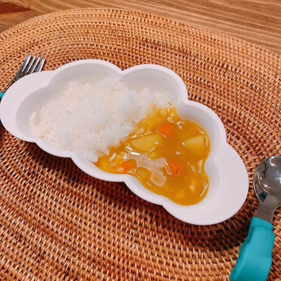 星村麻衣のインスタグラム：「息子、1歳でカレーデビュー🍛✨ 食べれるものが増えてきて嬉しいな〜☺️ #離乳食完了期 #カレー #カレーの王子さま #みんなカレーが好き」