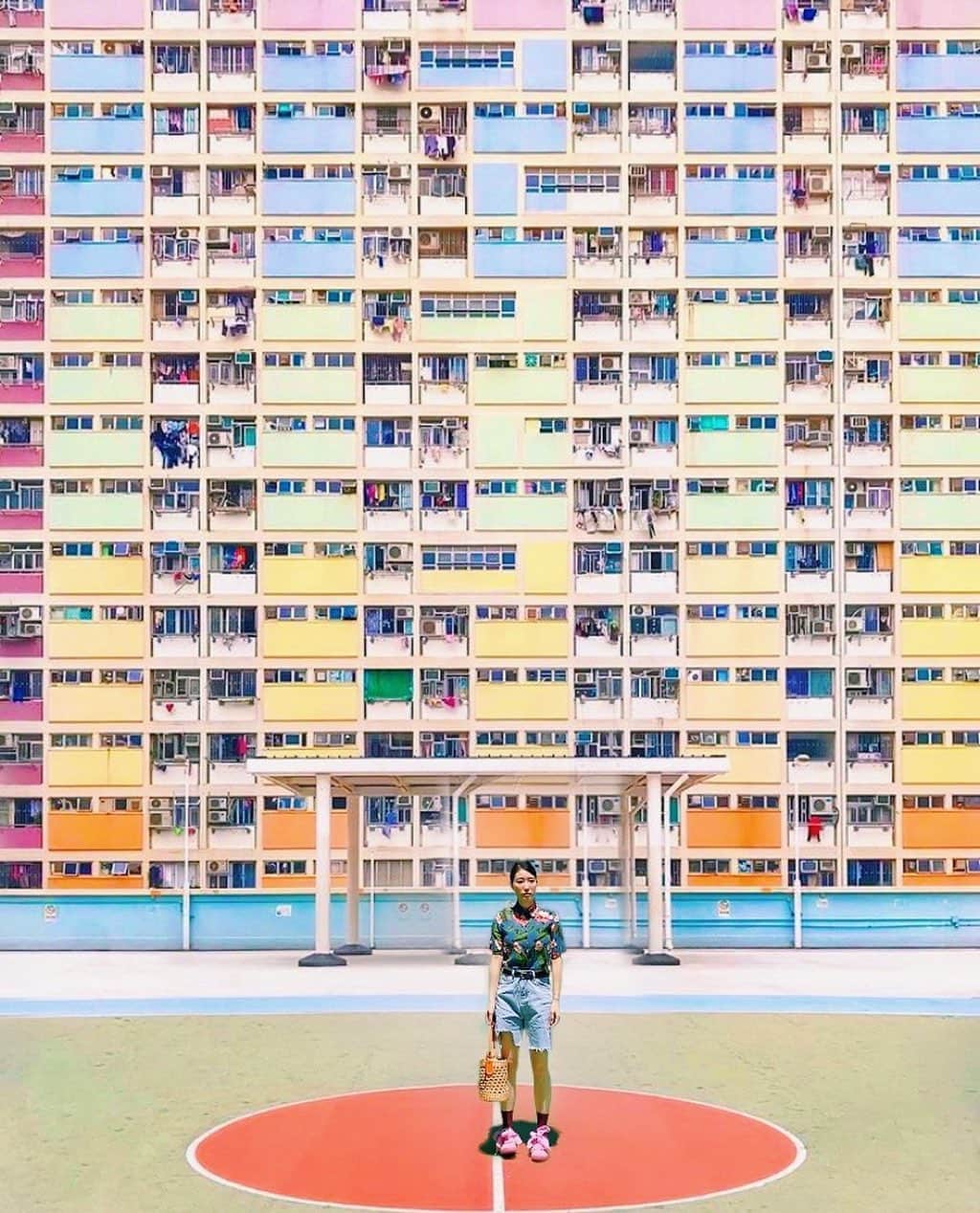LIKARANAIさんのインスタグラム写真 - (LIKARANAIInstagram)「ℙ𝕝𝕒𝕪𝕚𝕟𝕘 𝕋𝕠𝕦𝕣𝕚𝕤𝕥 𝕚𝕟 𝕞𝕪 ℂ𝕠𝕝𝕠𝕣𝕗𝕦𝕝 ℍ𝕠𝕟𝕘 𝕂𝕠𝕟𝕘🌈 “Choi Hung” means Rainbow in Cantonese  用彩虹邨作為彩色香港版面的完結剛合適  對了～樓宇顏色有作後製加強對比度 現場加上正午陽光的灑落令顏色來得太淡 所以真的不要在這裡對繽紛的彩虹色存太多幻想😂  不過要在香港找到色彩繽紛的地方真的不難 美麗的景象也著實很多 雖然現在濛上了一層不明朗 但還是我最喜歡最想留下的家🇭🇰 。 。 。 。 。 。 #hongkong #homekong #rainbowaesthetic #香港 #香港旅行 #香港旅 #hongkonginsta #discoverhongkong #hongkongart #instahk #hongkongphoto #timeouthongkong #hkig #likeforlikes #shoutout #lightroom #lightroompresets #lightroom調色 #hkblogger #写真好きな人と繋がりたい #カメラ女子 #カメラ好きな人と繋がりたい」8月28日 12時49分 - likaran