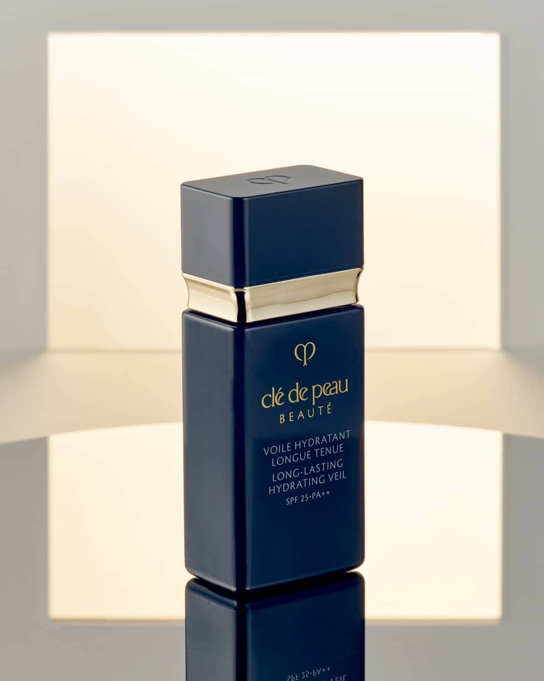 Clé de Peau Beauté Officialさんのインスタグラム写真 - (Clé de Peau Beauté OfficialInstagram)「Long-Lasting Hydrating Veil﻿ Nourishment and protection: two of life’s basic building blocks, reflected in Long-Lasting Hydrating Veil’s blend of daily skincare and makeup.﻿ ﻿ #LongLastingHydratingVeil﻿ With the Moisture Magnet Gel System, the Long-Lasting Hydrating Veil captures moisture for the skin, while the Multi Defense Function offers extra hydration on application and protection from UV rays, dust and dryness. ﻿」8月28日 12時55分 - cledepeaubeaute