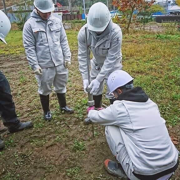 日本工学院さんのインスタグラム写真 - (日本工学院Instagram)「過去に、土木造園科の学生が地質調査を行ったときの一コマ❗ 実際に土を触りながら学ぶと、理解が早い気がします😌 . . 「#日本工学院」をチェック！！ 学生が投稿したリアルな日常風景を見ることができますよ！ . . #nihonkogakuin #専門学校 #日本工学院八王子専門学校 #日本工学院専門学校 #教職員投稿写真 #土木造園科 #若きつくりびと #土木スタグラム #土木 #土木業 #造園 #造園業 #多摩丘陵 #地質調査 #地質学 #地質 #建設物」8月28日 12時58分 - nihonkogakuin