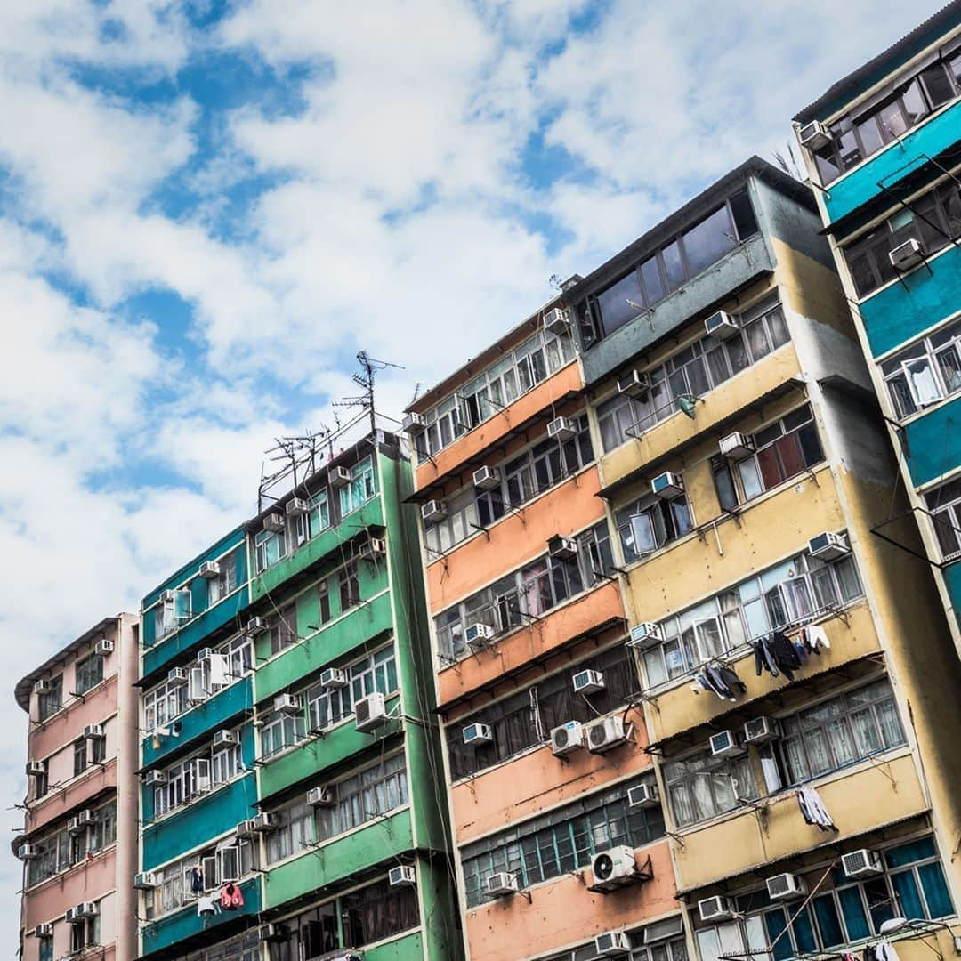 Discover Hong Kongさんのインスタグラム写真 - (Discover Hong KongInstagram)「Walking past some interlocking buildings in different colours. 唐樓嘅鮮明色彩，同藍天白雲好襯！  #DiscoverHongKong」8月28日 13時00分 - discoverhongkong