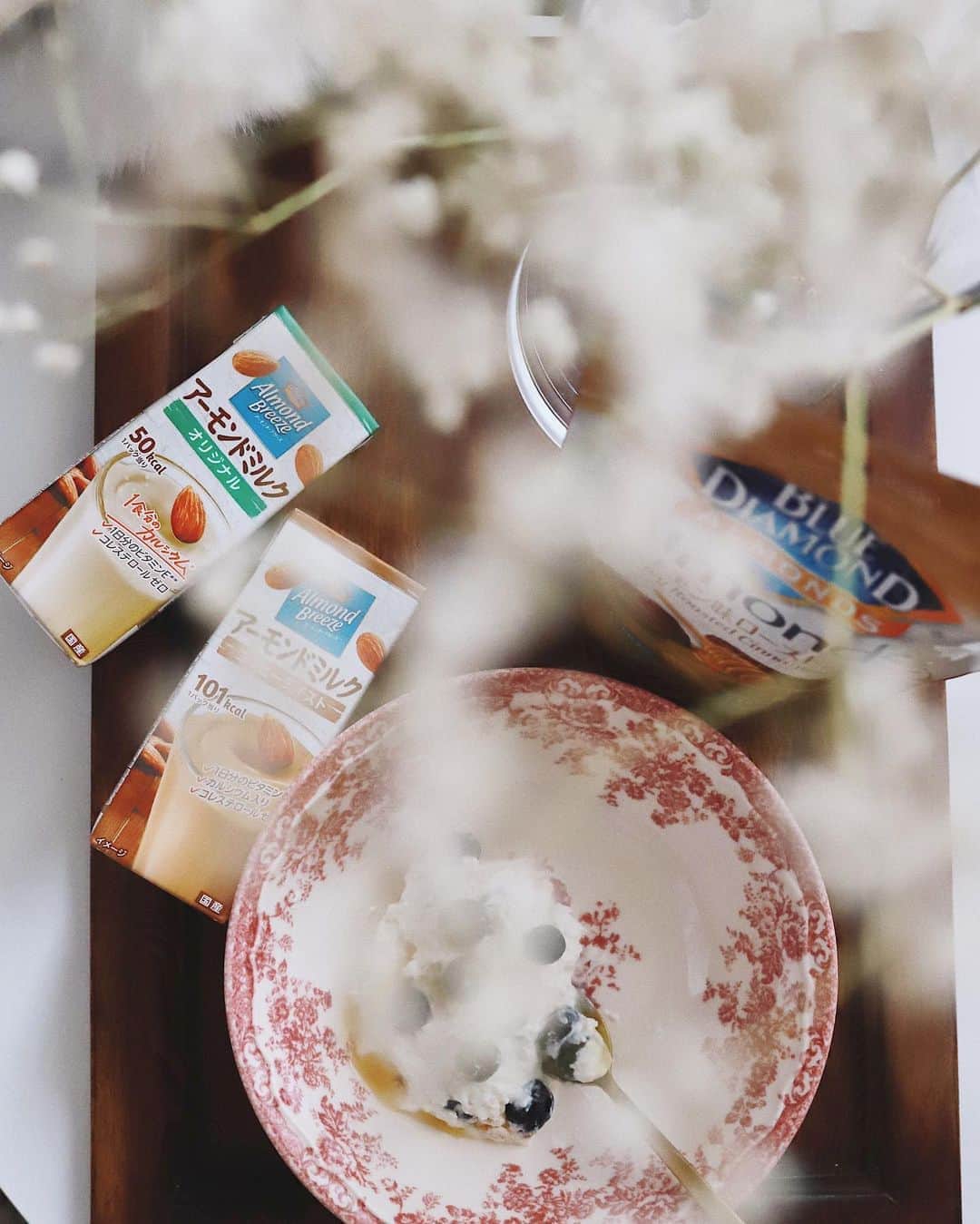 アーモンド・ブリーズのインスタグラム：「ヨーグルトに凍らせたブルーベリーと蜂蜜、気分で「シナモン味ローストアーモンド」をトッピング🍯 . Almond Breezeと一緒に、一日の始まりに胃腸を整えましょう☘✨ . . #ブルーダイヤモンドアーモンド #アーモンドブリーズ #アーモンドミルク #productofcalifornia #madewithcaliforniaalmonds #bluediamondgrowers #almondbreeze #bluediamondalmonds #アーモンド #植物性 #植物性ミルク #ナッツ好き #おうち時間#日々の暮らしを楽しむ #胃腸に優しい #胃腸を整える #免疫力を高める #腸内細菌 #ヨーグルト断食 #ヨーグルトレシピ #ヨーグルトアレンジ #手作りおやつ #ヘルシーレシピ #朝食メニュー #上向きの毎日」