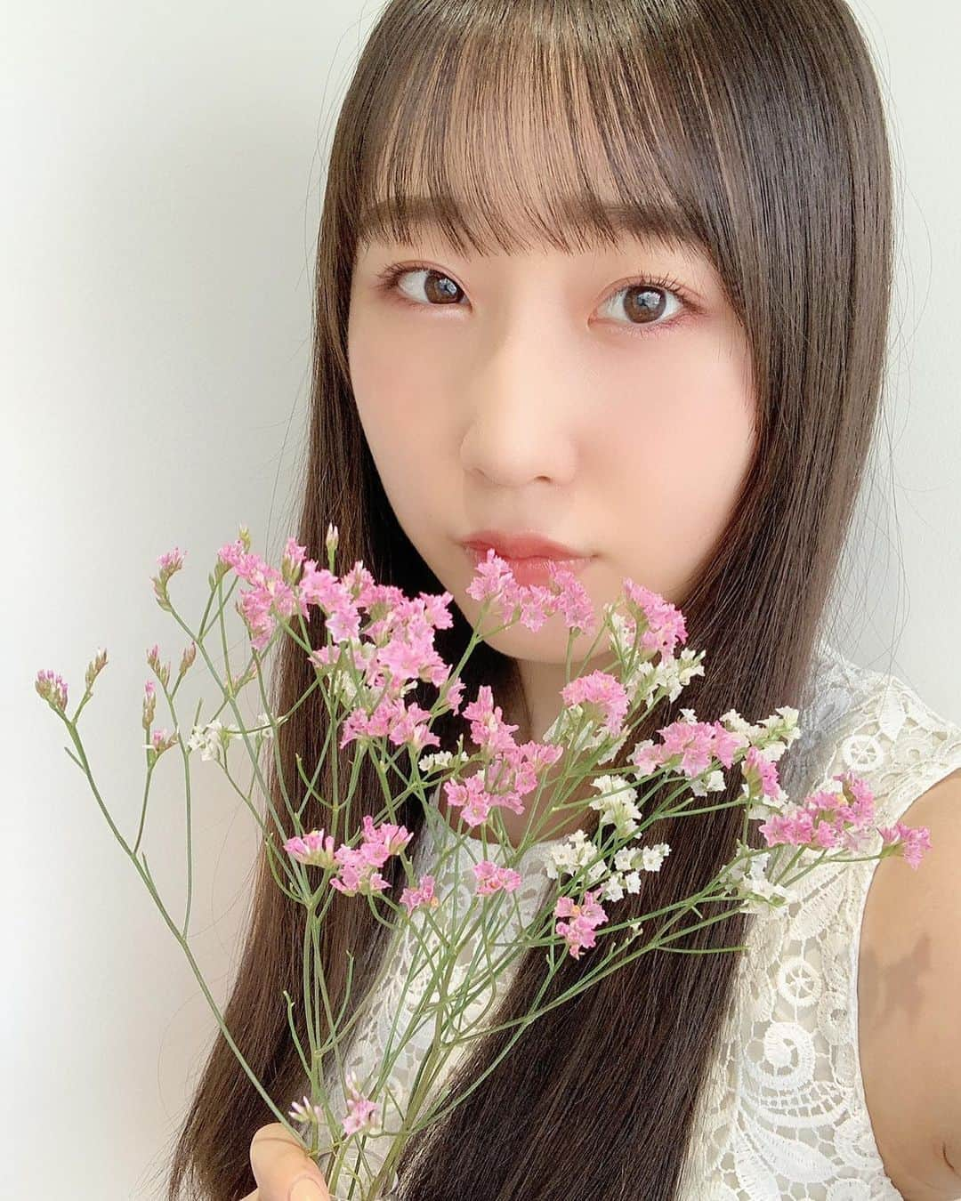 段原瑠々さんのインスタグラム写真 - (段原瑠々Instagram)「お花🌼  お部屋にお花を飾るのが好きです。 帰りにお花屋さんに寄って、惹かれたお花を買って帰るんじゃ〜🌷  #juicejuice #段原瑠々 #ハイブリッドスターチス #かっこいい名前  #お花 #好き #次はどんなお花に出会うかな〜」8月28日 13時03分 - ruru_dambara.official