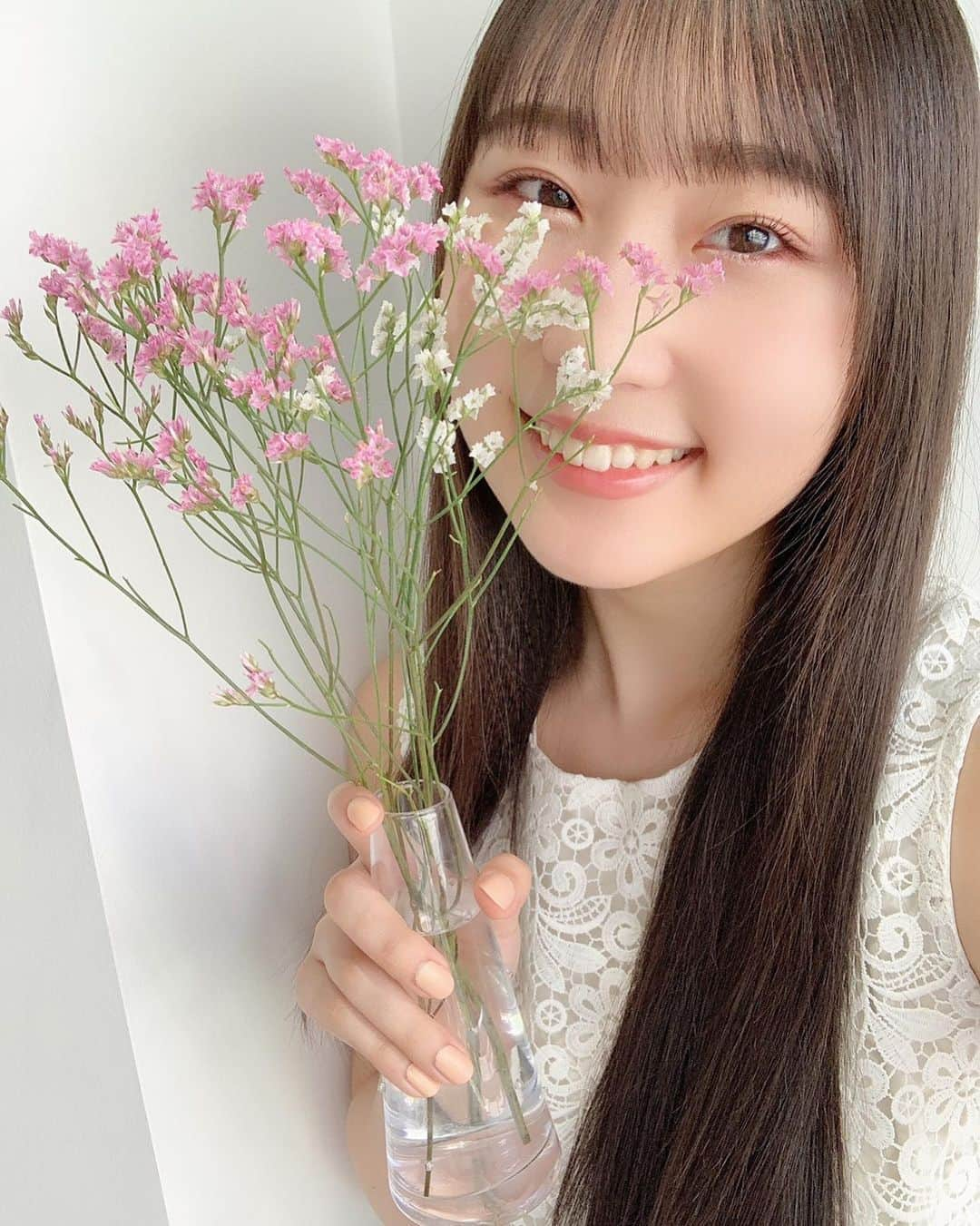 段原瑠々さんのインスタグラム写真 - (段原瑠々Instagram)「お花🌼  お部屋にお花を飾るのが好きです。 帰りにお花屋さんに寄って、惹かれたお花を買って帰るんじゃ〜🌷  #juicejuice #段原瑠々 #ハイブリッドスターチス #かっこいい名前  #お花 #好き #次はどんなお花に出会うかな〜」8月28日 13時03分 - ruru_dambara.official