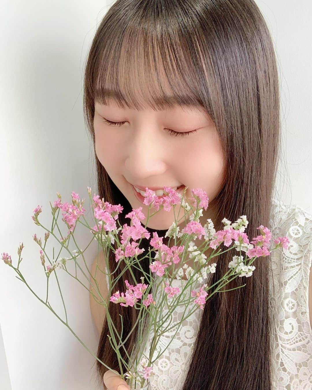 段原瑠々さんのインスタグラム写真 - (段原瑠々Instagram)「お花🌼  お部屋にお花を飾るのが好きです。 帰りにお花屋さんに寄って、惹かれたお花を買って帰るんじゃ〜🌷  #juicejuice #段原瑠々 #ハイブリッドスターチス #かっこいい名前  #お花 #好き #次はどんなお花に出会うかな〜」8月28日 13時03分 - ruru_dambara.official