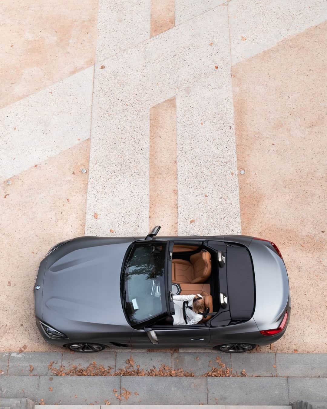 BMWのインスタグラム：「Lust for Life. #TheZ4 #BMW #Z4 #Paris  __ BMW Z4 M40i: Fuel consumption in l/100 km (combined): 7.4. CO2 emissions in g/km (combined): 168. Further information: www.bmw.com/disclaimer.  	 Acceleration (0-100 km/h): 4.5 s. Power: 250 kW, 340 hp, 500 Nm. Top speed (limited): 250 km/h.」