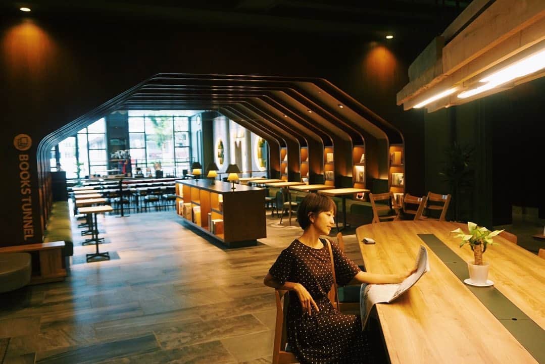 のインスタグラム：「📰🍳🍩☕️🍯🧇  Breakfast Momories❤︎  ビュッフェの楽しさはそのままに、3密回避対策を考慮したNEWノーマルなホテルの朝食。 焼き立てワッフルが絶品😋  ▶︎ @yolo.style_japan  1泊5,000円も！一人旅をデザインする3密回避の新ノーマルなホテルステイ【星野リゾート OMO7旭川】  #GoToTravelキャンペーン  #withコロナ  #星野リゾート #OMO7旭川 #3密回避  #ニューノーマル #リモートワーク  #おひとりさま #一人旅 #北海道旅行  #あさごはん #japantrip  #breakfast  #buffet   📍 @omo_hotels #Asahikawa #Hokkaido #🇯🇵」