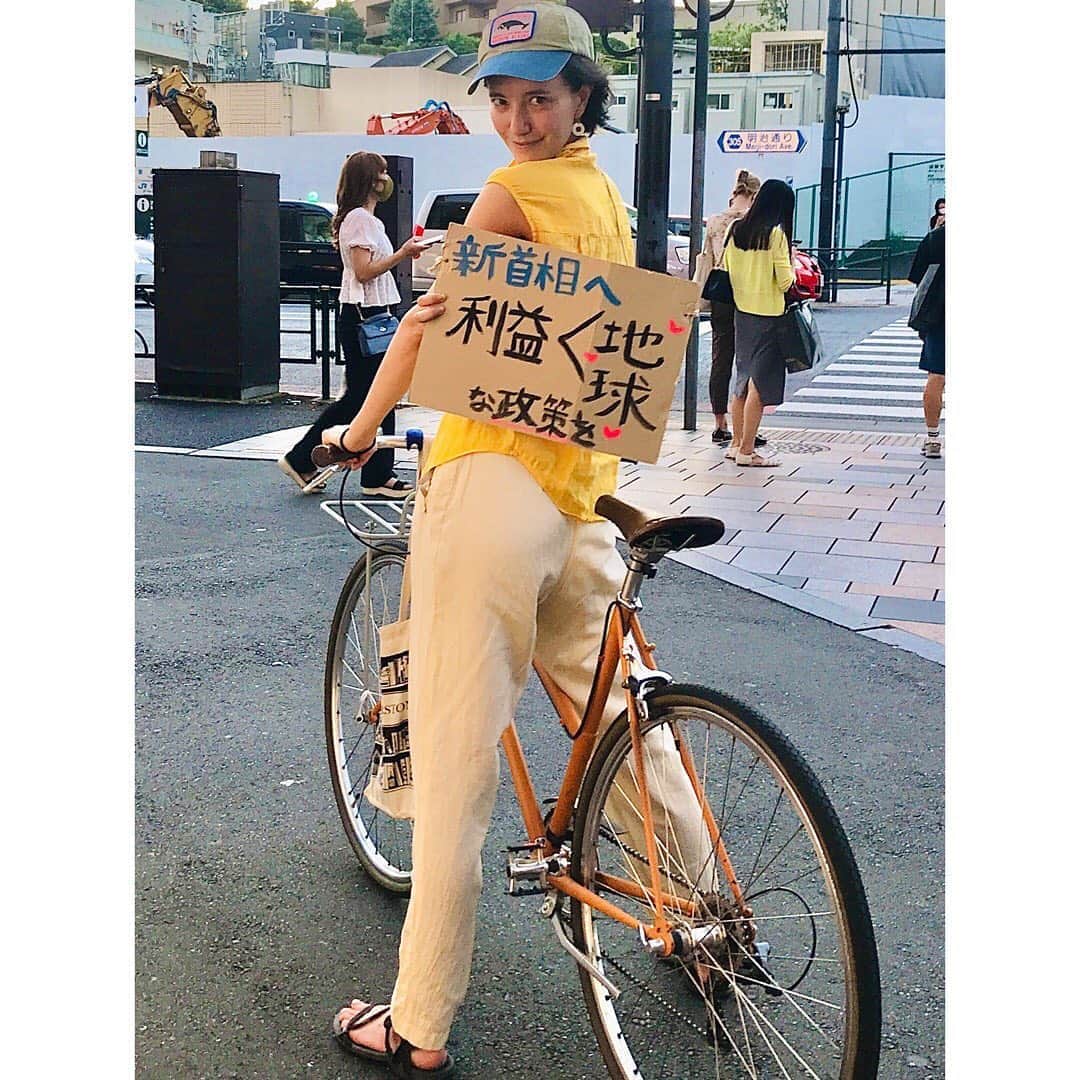 小野りりあんさんのインスタグラム写真 - (小野りりあんInstagram)「新首相になるね。変化はチャンス。﻿ 目の光らせがいがあるよ。﻿ わたしたちの声でのみ未来ができる。﻿ 想うだけでは変わらない。だから、伝えよう。﻿ 一緒に動けば、気候危機は乗り越えられる。﻿ ﻿ ﻿ #新首相は本気の気候変動対策を﻿ #グリーンニューディール﻿ #climatestrike #fridaysforfuture #未来のための金曜日﻿ #FaceTheClimateEmergency﻿ #気候正義　#ウイグル　#全ての人へ人権を」8月28日 23時52分 - _lillianono_