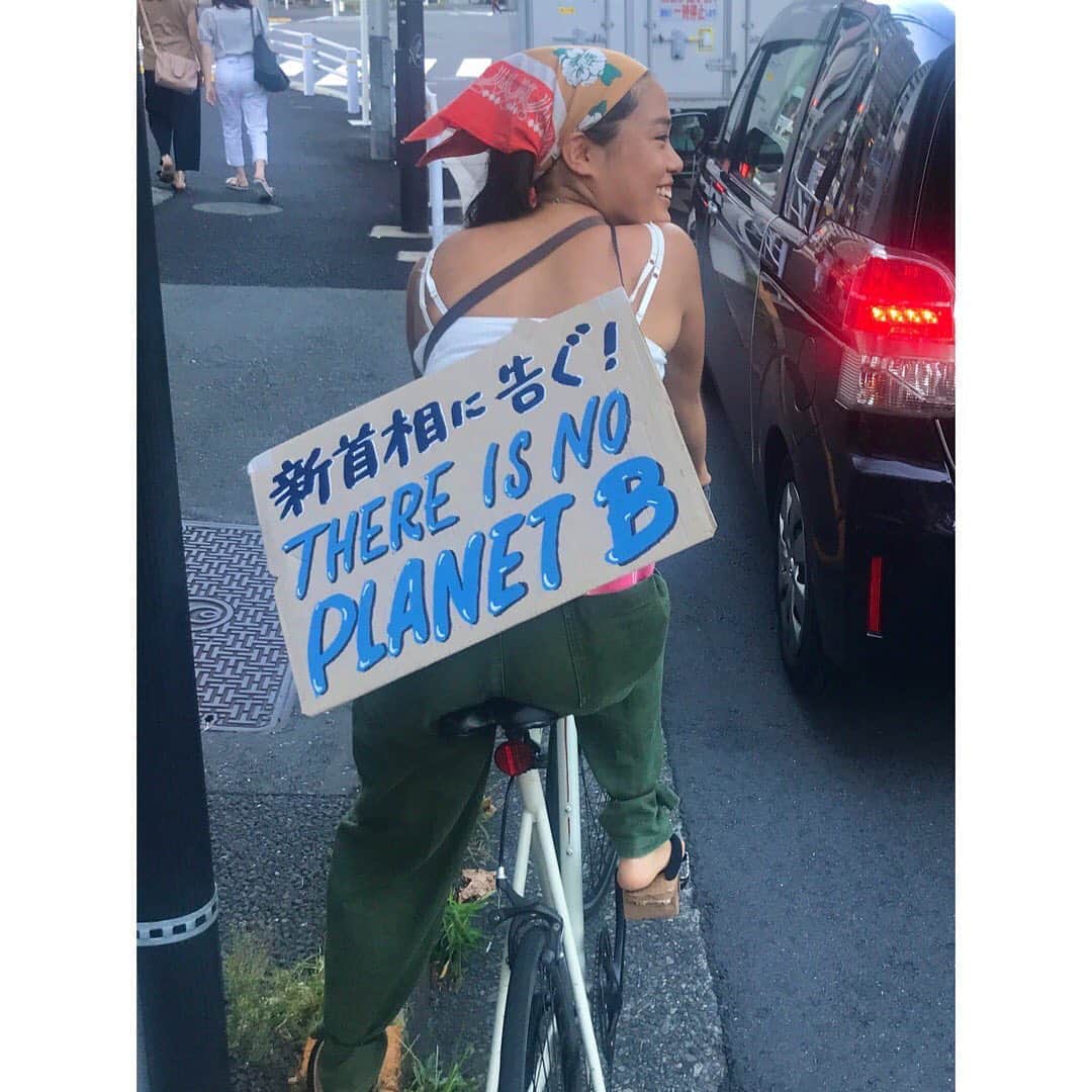小野りりあんさんのインスタグラム写真 - (小野りりあんInstagram)「新首相になるね。変化はチャンス。﻿ 目の光らせがいがあるよ。﻿ わたしたちの声でのみ未来ができる。﻿ 想うだけでは変わらない。だから、伝えよう。﻿ 一緒に動けば、気候危機は乗り越えられる。﻿ ﻿ ﻿ #新首相は本気の気候変動対策を﻿ #グリーンニューディール﻿ #climatestrike #fridaysforfuture #未来のための金曜日﻿ #FaceTheClimateEmergency﻿ #気候正義　#ウイグル　#全ての人へ人権を」8月28日 23時52分 - _lillianono_