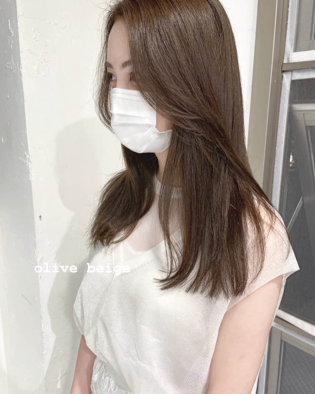 佃加菜のインスタグラム：「olive beige🍈 色素の薄い柔らかいオリーブ♡ 赤みのない透明感カラー♡ . 顔まわりは柔らかくポイントを作った流れる前髪に♡ 毛先はぱつっと重めに伸ばし中で整えました🐰 毛先を巻き過ぎ過ぎると甘めになるので、ならないようにぱつっと♡ 媚びないヘアに♡」