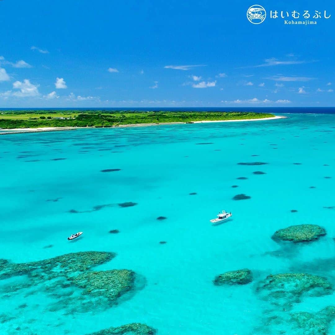 HAIMURUBUSHI はいむるぶしさんのインスタグラム写真 - (HAIMURUBUSHI はいむるぶしInstagram)「小浜島・はいむるぶしから癒しの風景をお届けします。 青い世界に浮かぶレジャーボート。 透き通った青い海と真っ白な砂地が広がるサンゴ礁では宙に浮いたような光景を目にすることができます。 #沖縄 #八重山諸島 #サンゴ #海 #石西礁湖 #レジャーボート #浮遊感 #小浜島 #リゾート #ホテル #はいむるぶし」8月28日 22時32分 - haimurubushi_resorts