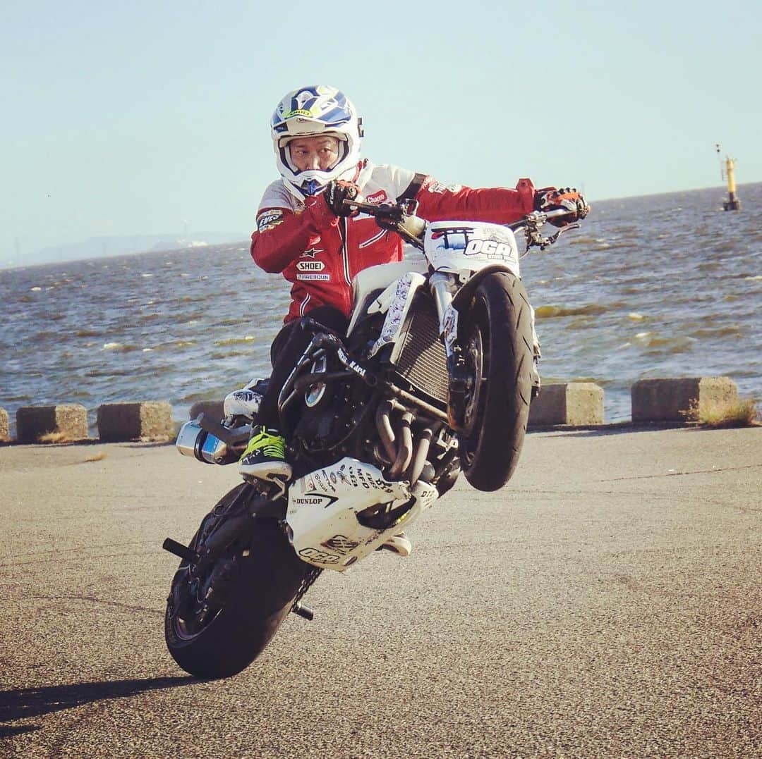 小川裕之さんのインスタグラム写真 - (小川裕之Instagram)「ドリフトの立ち上がりでタイヤをグリップさせて、程よいハイサイドの反動を利用してフロントタイヤを上る。バンクしてるからバイクが気持ちよくツイストする。 #OGAチャンネル #Triumph #Streettriple」8月28日 22時32分 - ogastunt