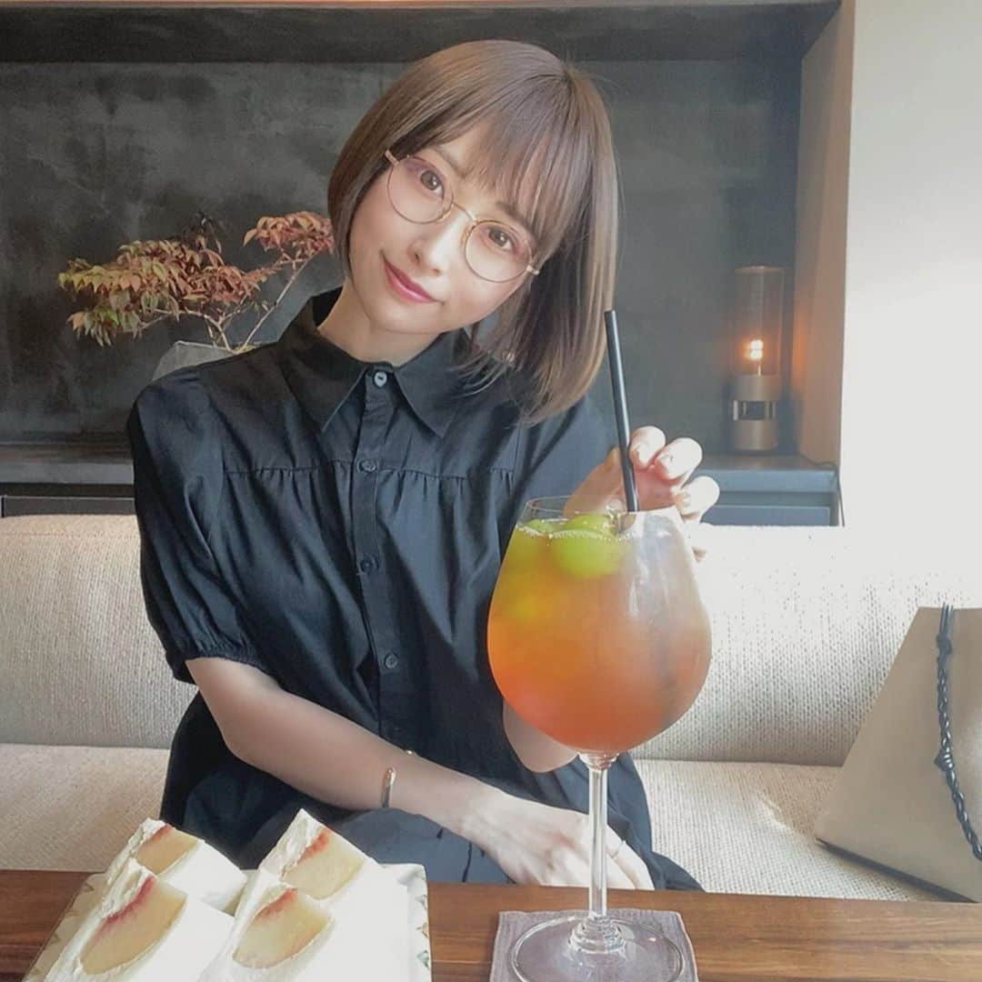 島田玲奈さんのインスタグラム写真 - (島田玲奈Instagram)「. @salondetheluvond のフルーツサンドがずっと食べたくて、やっと行けた🍑 . 桃のサンドイッチ、ほんっっとに美味しすぎたんだー！幸せだった（ ; ; ）💓 . シャインマスカットのフルーツティーも美味すぎる…！ . 桃もまた食べたいし、他のフルーツサンドも食べたいので、また行く！ . @_yannu 一緒に来てくれて、ありがとう🥰 . #表参道カフェ #フルーツサンド  #桃スイーツ」8月28日 22時28分 - smd_rn321