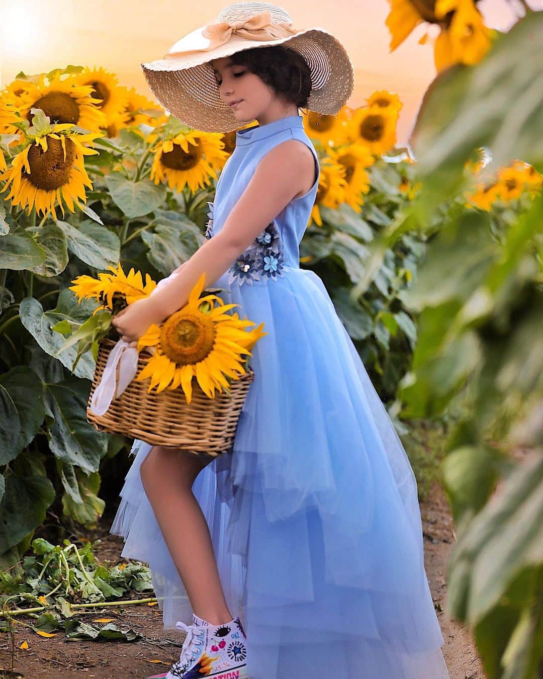 Laertaさんのインスタグラム写真 - (LaertaInstagram)「I’m a Sunflower a little funny..🌻 Dress from @lemulondon 🌻  Location: @thepatchmk 🌻」8月28日 22時30分 - fashion_laerta