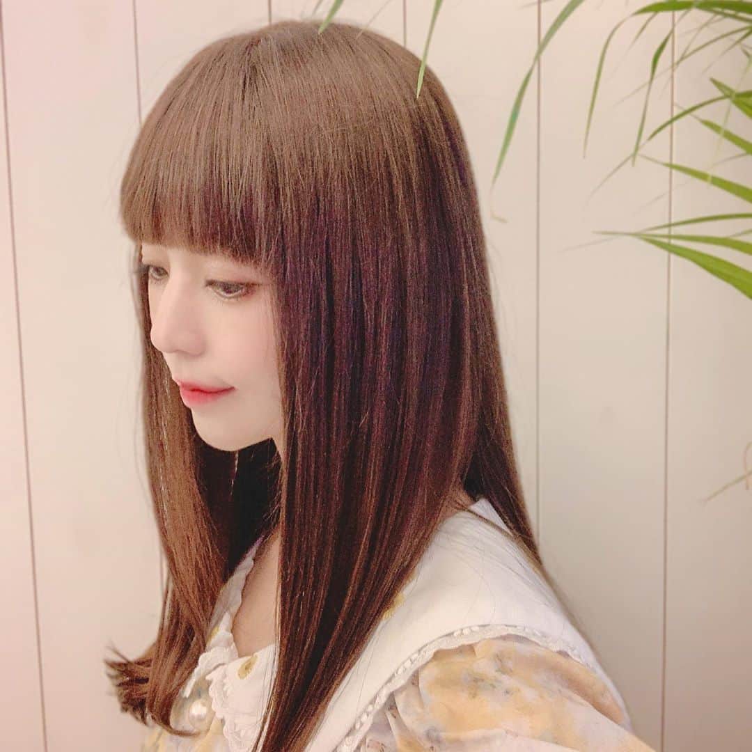深澤翠さんのインスタグラム写真 - (深澤翠Instagram)「夏はいつも髪が傷みやすくてギシギシしていたのだけど つかさちゃんの新しい下北沢のお店で日本で1番新しいトリートメントをしてもらって引くくらいトゥルトゥル✨  動画もすごいの  @komatatsukasa   #gooddayhair」8月28日 22時33分 - midorifukasawa