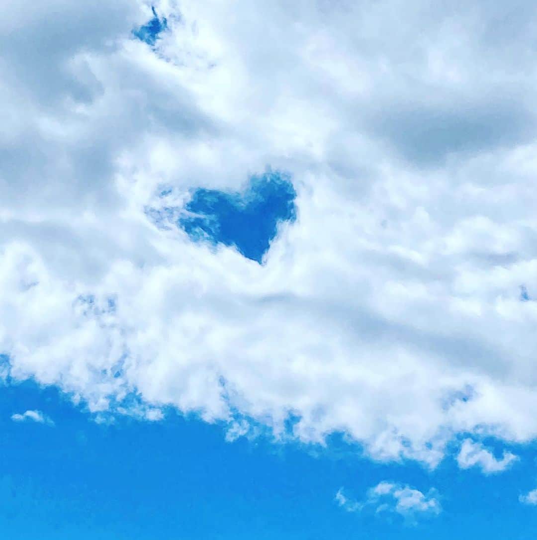 ミロスラヴァ・デュマのインスタグラム：「Do you see what I see? 💙 #happyonearth 🌎 @walkingon.earth  Each and every single one of you can write a “Thank you” post to someone you love, making your life and their lives just a little happier today and everyday. And if you can support and have the means to do so, please consider donating time, funds and energy to incredible organizations like @mindcharity @childmindinstitute  @jedfoundation  @makestrongminds that are doing meaningful work in our communities, because together we can make a positive difference in each and every precious life❤️」