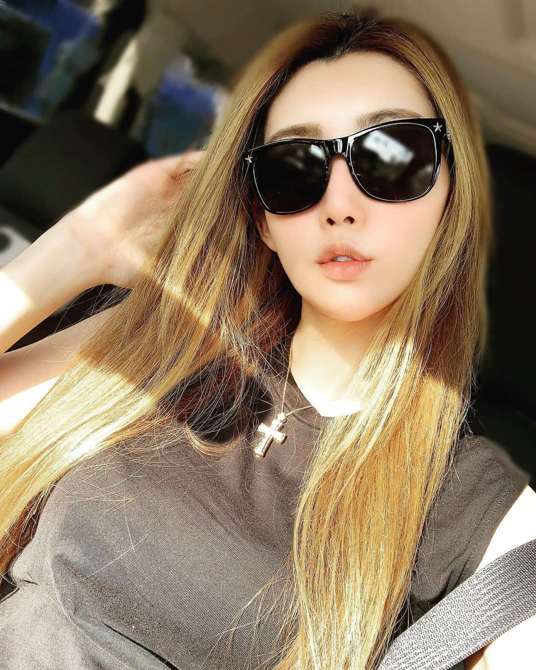 のインスタグラム：「. . もうマスクのせいでサングラスかけれないよね… 車の時はマスクはずしてサングラス🕶 もうマスクやだ〜😩  ってことでおやすみなさい💤  #シングルマザー #シンママ #ママでも綺麗に #ママでも綺麗でいたい  #アラフォーママ #eyewear  #momlife  #goodnight」
