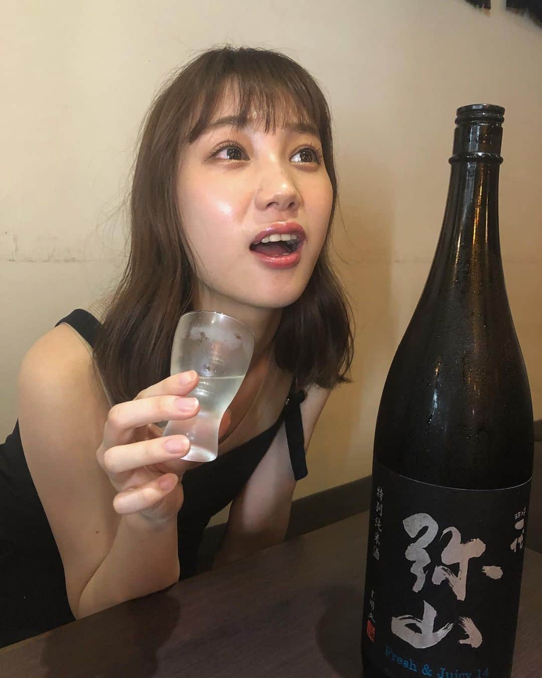 高野祐衣さんのインスタグラム写真 - (高野祐衣Instagram)「『うま〜い！』の顔😂❣️﻿ ﻿ ﻿ ﻿ 広島県のお酒、﻿ 『弥山（みせん）』特別純米酒 Fresh & Juicy 14 ﻿ ﻿ ﻿ アルコール度数14%と低めだけど﻿ しっかりとした酒質！﻿ 「Fresh & Juicy」と書かれているだけあって﻿ フルーティーでジューシーです♡﻿ マスカットのような酸味、﻿ そして後味はスッキリ✨﻿ ﻿ これすごい美味しかったな〜！！﻿ 好みの日本酒でした🍶﻿ 日本酒飲んでる時が﻿ 一番表情豊かな気がする、、、🤔﻿ ﻿ ﻿ ﻿ #日本酒 #日本酒女子﻿ #弥山 #みせん #広島県 #中国醸造﻿ #特別純米酒 ﻿ #sake #japanesesake﻿ #ゆいぽんしゅ」8月28日 22時50分 - yuipooon12_06