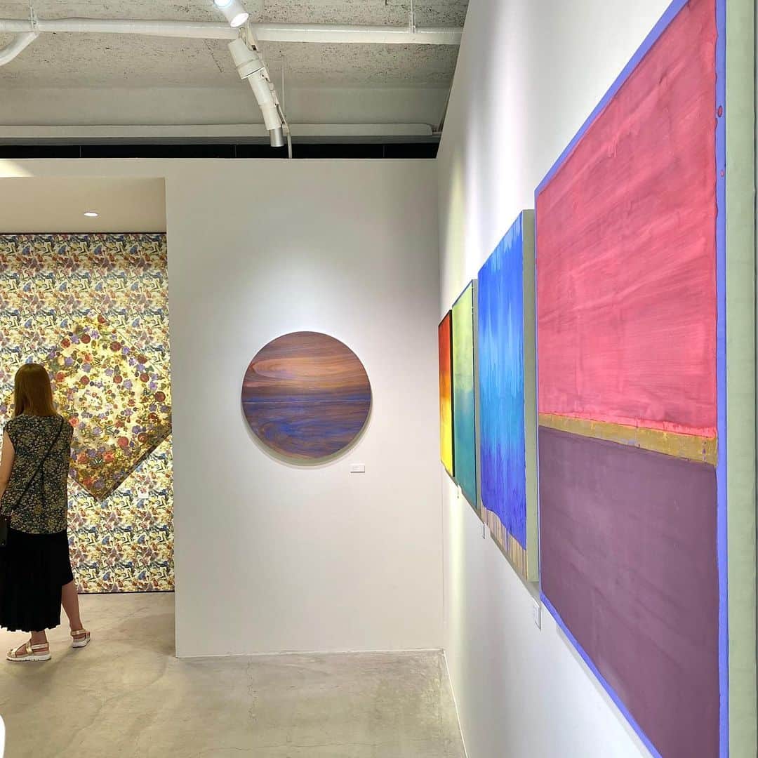 林信行さんのインスタグラム写真 - (林信行Instagram)「#Polyhedron by @HirokOtake starts Aug 31st. @elephantstudiojapan  8月31日から #ElephantStudio で日本画家 大竹寛子さんの個展 「 多面体 — Polyhedron 」が始まります。一足先にプレビューに行ってきました。 大竹寛子さんと言えば思い浮かぶ「花」や「蝶」と言ったモチーフ。  今回はそれがキャンバスの中だけでなく、ギャラリーの外壁、内壁をも埋め尽くしていて、ギャラリーでの個展と聞いて、ホワイトキューブに四角い絵が並べられているのを想像していた人はまずここで圧倒されそうです。  ギャラリーに入ると、壁を埋め尽くす蝶と花のウォールプリントに、プリントの元になった絵がまるで擬態するように飾られています。このエントランスの展示がなんともステキ。他の時間帯ではどう見えたかわかりませんが、ぜひ、晴れた日の日中の光で見て欲しい。とてもステキでした！  そこからギャラリーの奥に進むにつれ、作品のモチーフだけでなく、絵が描かれたキャンバスも丸くなったり、斜めになったりと変化を始めます。 大竹さんの作品と言えばテーマは「流動的な瞬間の中の恒常性」。「蝶よ、花よ」と言われるけれど、そのいずれも常に姿を変えうつろい続けるはかない存在でありながら、姿は変われど変わらない本質もどこかに隠し持っている。 同様にこの個展も、まるで美術館の展覧会のようなパワーを持つ展示で、歩を進めるにつれてどんどん作品が変化していくのだけれど、そのどこかに通底する大竹ワールドを感じます。 そんなことを考えながらギャラリー全体を俯瞰すると、この展示空間全体が１つの巨大作品であるかに見えてきます（いや、実際そうです）。  と、満足していると「実は２階があります」との情報。 階段を昇って２階のギャラリーに足を踏み入れると、そこはまったく別の銀世界。 蛍光灯の寒色系の光と鏡で囲まれた無機質な空間かと思いきや、その鏡が加工され（硫化され）、まるで錆のような色でダイナミックに模様が描かれている。かと思えば、別の作品では上から光を当てて、透過して描かれた蝶の影を楽しめる作品があったりと、まるで２つの個展を楽しんだかのような充実感が… １つ１つの作品も凄いけれど、展示空間としてのまとまりのつくりこみが普通のギャラリーでの個展とは別次元で凄い濃密な時間が過ごせます。  よく蝶々はひらひらと舞うと表現します。おそらく行きたい方向は決まっていて、そちらに進んではいるのだけれど、まっすぐには飛ばずにジグザグと進んでいく。だからこそ見ていて意外性から楽しさを覚える。今回の個展の２つの空間のいずれも、まさにそんな変化し続ける意外性の楽しさが味わえました。大竹寛子さん自身の多面性が感じられる個展。  ちなみに完全に空間ごと作り込まれた今回の個展の主旨からは外れるからと別室にもう１点だけ今回、コロナ禍に描かれた作品が飾られていました。この投稿を見て気になった方は是非、そちらも覗いてみてください。大竹寛子さんの多面体の内側にある、もう１つの愛らしい面が覗いて見えるかも 😉 #多面体 #大竹寛子」8月28日 22時50分 - nobihaya