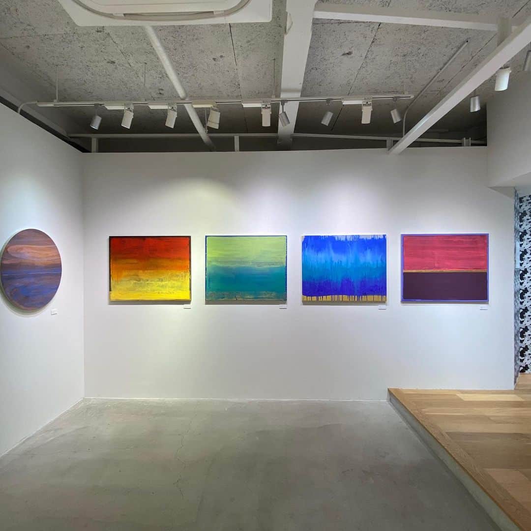 林信行さんのインスタグラム写真 - (林信行Instagram)「#Polyhedron by @HirokOtake starts Aug 31st. @elephantstudiojapan  8月31日から #ElephantStudio で日本画家 大竹寛子さんの個展 「 多面体 — Polyhedron 」が始まります。一足先にプレビューに行ってきました。 大竹寛子さんと言えば思い浮かぶ「花」や「蝶」と言ったモチーフ。  今回はそれがキャンバスの中だけでなく、ギャラリーの外壁、内壁をも埋め尽くしていて、ギャラリーでの個展と聞いて、ホワイトキューブに四角い絵が並べられているのを想像していた人はまずここで圧倒されそうです。  ギャラリーに入ると、壁を埋め尽くす蝶と花のウォールプリントに、プリントの元になった絵がまるで擬態するように飾られています。このエントランスの展示がなんともステキ。他の時間帯ではどう見えたかわかりませんが、ぜひ、晴れた日の日中の光で見て欲しい。とてもステキでした！  そこからギャラリーの奥に進むにつれ、作品のモチーフだけでなく、絵が描かれたキャンバスも丸くなったり、斜めになったりと変化を始めます。 大竹さんの作品と言えばテーマは「流動的な瞬間の中の恒常性」。「蝶よ、花よ」と言われるけれど、そのいずれも常に姿を変えうつろい続けるはかない存在でありながら、姿は変われど変わらない本質もどこかに隠し持っている。 同様にこの個展も、まるで美術館の展覧会のようなパワーを持つ展示で、歩を進めるにつれてどんどん作品が変化していくのだけれど、そのどこかに通底する大竹ワールドを感じます。 そんなことを考えながらギャラリー全体を俯瞰すると、この展示空間全体が１つの巨大作品であるかに見えてきます（いや、実際そうです）。  と、満足していると「実は２階があります」との情報。 階段を昇って２階のギャラリーに足を踏み入れると、そこはまったく別の銀世界。 蛍光灯の寒色系の光と鏡で囲まれた無機質な空間かと思いきや、その鏡が加工され（硫化され）、まるで錆のような色でダイナミックに模様が描かれている。かと思えば、別の作品では上から光を当てて、透過して描かれた蝶の影を楽しめる作品があったりと、まるで２つの個展を楽しんだかのような充実感が… １つ１つの作品も凄いけれど、展示空間としてのまとまりのつくりこみが普通のギャラリーでの個展とは別次元で凄い濃密な時間が過ごせます。  よく蝶々はひらひらと舞うと表現します。おそらく行きたい方向は決まっていて、そちらに進んではいるのだけれど、まっすぐには飛ばずにジグザグと進んでいく。だからこそ見ていて意外性から楽しさを覚える。今回の個展の２つの空間のいずれも、まさにそんな変化し続ける意外性の楽しさが味わえました。大竹寛子さん自身の多面性が感じられる個展。  ちなみに完全に空間ごと作り込まれた今回の個展の主旨からは外れるからと別室にもう１点だけ今回、コロナ禍に描かれた作品が飾られていました。この投稿を見て気になった方は是非、そちらも覗いてみてください。大竹寛子さんの多面体の内側にある、もう１つの愛らしい面が覗いて見えるかも 😉 #多面体 #大竹寛子」8月28日 22時50分 - nobihaya