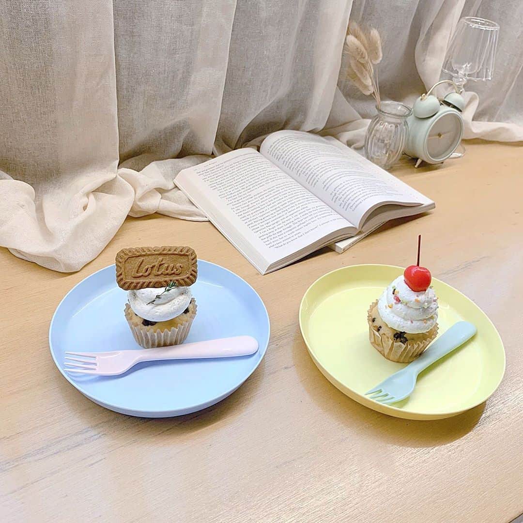 廣川奈々聖のインスタグラム：「ずっと行きたかった #nuibox 🧁🍒﻿❤︎ やっと行けた〜 ！ ﻿ ﻿ 韓国に来たような気分になれたな﻿ 全てが可愛いくて幸せなひとときだった…絶対また行く〜 ﻿ ﻿ ﻿雲みたいなふわふわドリンク可愛かった☁ ﻿ ﻿ ﻿ ﻿ #ななせのcafe巡り#nuicafe#カフェ記録#新宿カフェ#新宿御苑前カフェ#韓国風カフェ#カップケーキ#おすすめカフェ#東京カフェ#cafe部」