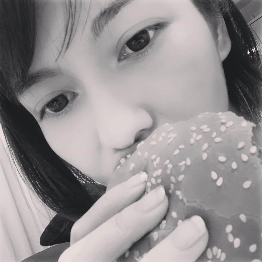 リンさんのインスタグラム写真 - (リンInstagram)「#人生色々 #あるけれど #僕はビッグマックを食べた #そして #元気 🍔🍟」8月28日 22時45分 - lynn.06.01