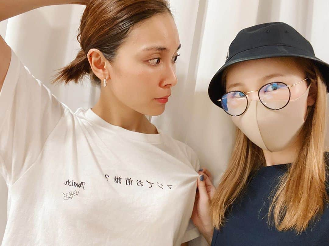 小林香菜さんのインスタグラム写真 - (小林香菜Instagram)「. 今の私の顔にまさに問いかけてるようなTシャツの文字🤣 凄いいいTシャツ持ってるじゃん🥺👏 会った時ビックリされたけど🤣👍 なんてったってiPhoneの顔認証きかないんだから🤣笑 どこか顔いじったら才加にいつも見せに行くのが私の中の儀式👽 マスク、帽子、メガネがあれば怖くない👽 . #才加　#ご飯　#韓国料理　#私は　#ダウンタイム　#美容整形　#プチ整形　#顔パンパン」8月28日 22時46分 - kanaful