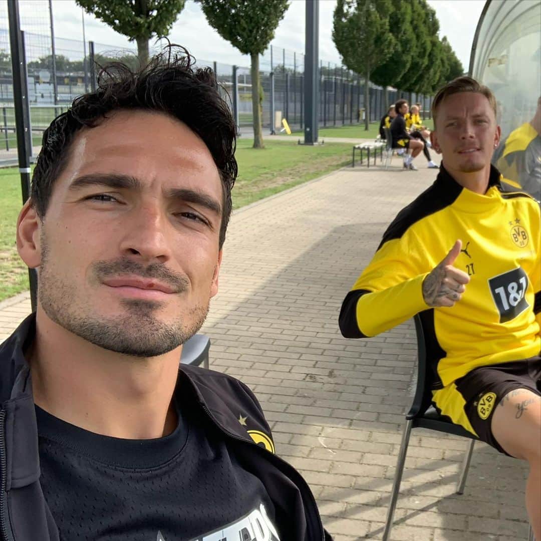 マッツ・フメルスのインスタグラム：「Kurz zuschauen beim ersten Test @bvb09 vs @scp07_official. Im zweiten Spiel gegen @vflbochum1848.official sind @mariuswolf27 und ich dann auch dabei 💪🏻」