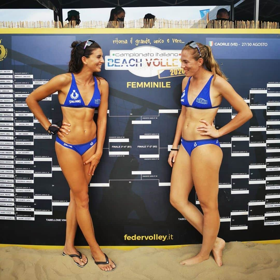 マルタ・メネゲッティのインスタグラム：「Caorle here we are 😊  #campionatoitaliano #finali #beabeacher #beachvolley」