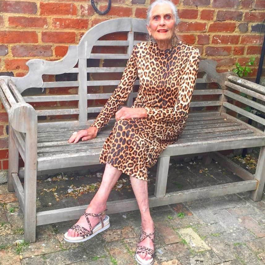 ダフネ・セルフさんのインスタグラム写真 - (ダフネ・セルフInstagram)「Enjoying the last days of summer in my new leopard print sandals that match my dress. #janashoes #ad #janashoesofficial #janacomfortcommunity #sandals」8月28日 22時48分 - daphneselfe