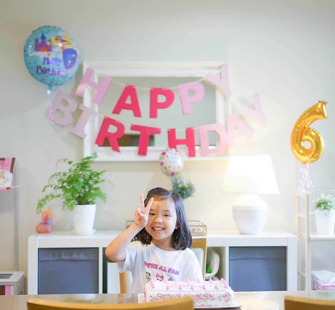 バイリンガル3兄妹のインスタグラム：「おはな 6歳のお誕生日おめでと♡  お風呂の中で 「華がマミーのところに生まれてきてくれて嬉しいよ♡」って伝えたら  「華が大人になったらマミーはおばあちゃんになって死んじゃうけど、そしたらマミーは赤ちゃんになって華のお腹にくるんだよ♡」っていわれた😂  そうやって、今世も来世もずっとずっと一緒だそうな…  素敵なお話のような… 怖いお話のような…😂  でもまぁ本当だったら… やっぱり素敵かな♡  #大好き #いやそれ結構早死にする計算やん」