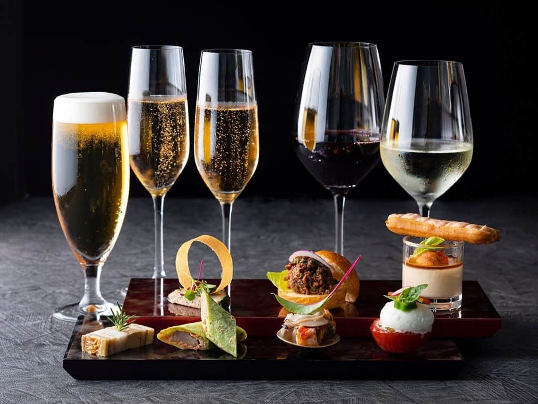 Conrad Tokyoさんのインスタグラム写真 - (Conrad TokyoInstagram)「ホテル28階にあるバー＆ラウンジ「トゥエンティエイト」で人気「Apero（アペロ)」は、お好みのドリンクをお好きなだけお召し上がりいただけるフリーフローと、上質なフィンガーフードがセットになった、ワクワクするメニュー。食前に軽くお酒をたしなむことで、ディナーをよりおいしくいただくという意味合いをもつ”アペロ”をご賞味ください。  Stimulate your tastebuds with "Apero at TwentyEight" -  our chef's aperitives served with wines and cocktails of your choice.  Share your own images with us by tagging @conrad_tokyo ————————————————————— #コンラッド東京 #コンラッド #ホテル #汐留 #東京 #客室 #部屋 #新橋 #銀座  #トゥエンティエイト  #バー #カクテル #ConradTokyo #StayInspired #Conrad #Tokyo #suite #Shiodome #Shinbashi #staycation #conradsuite #twentyeight #tokyobar」8月28日 22時54分 - conrad_tokyo